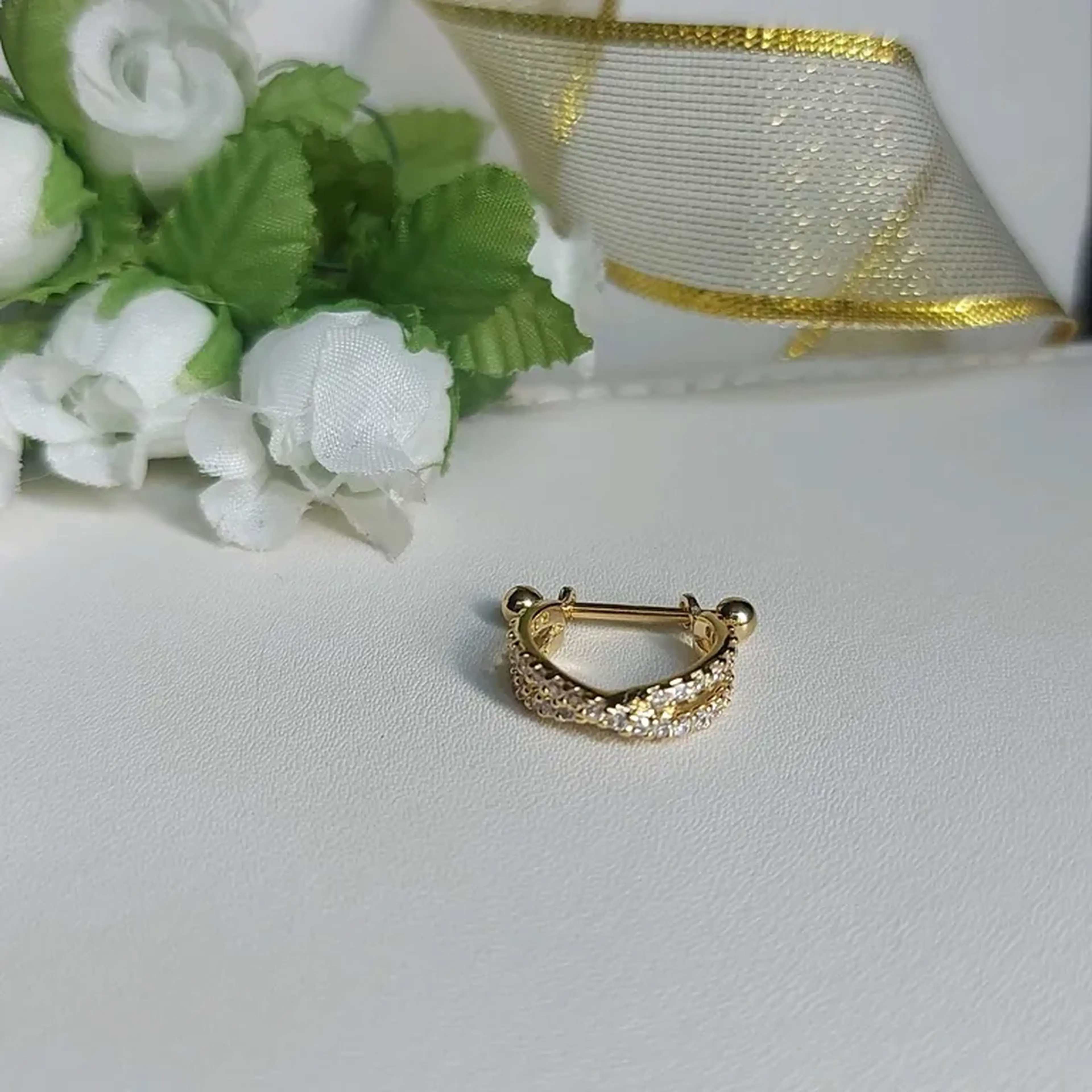 piercing transversal zircônia conch imagem