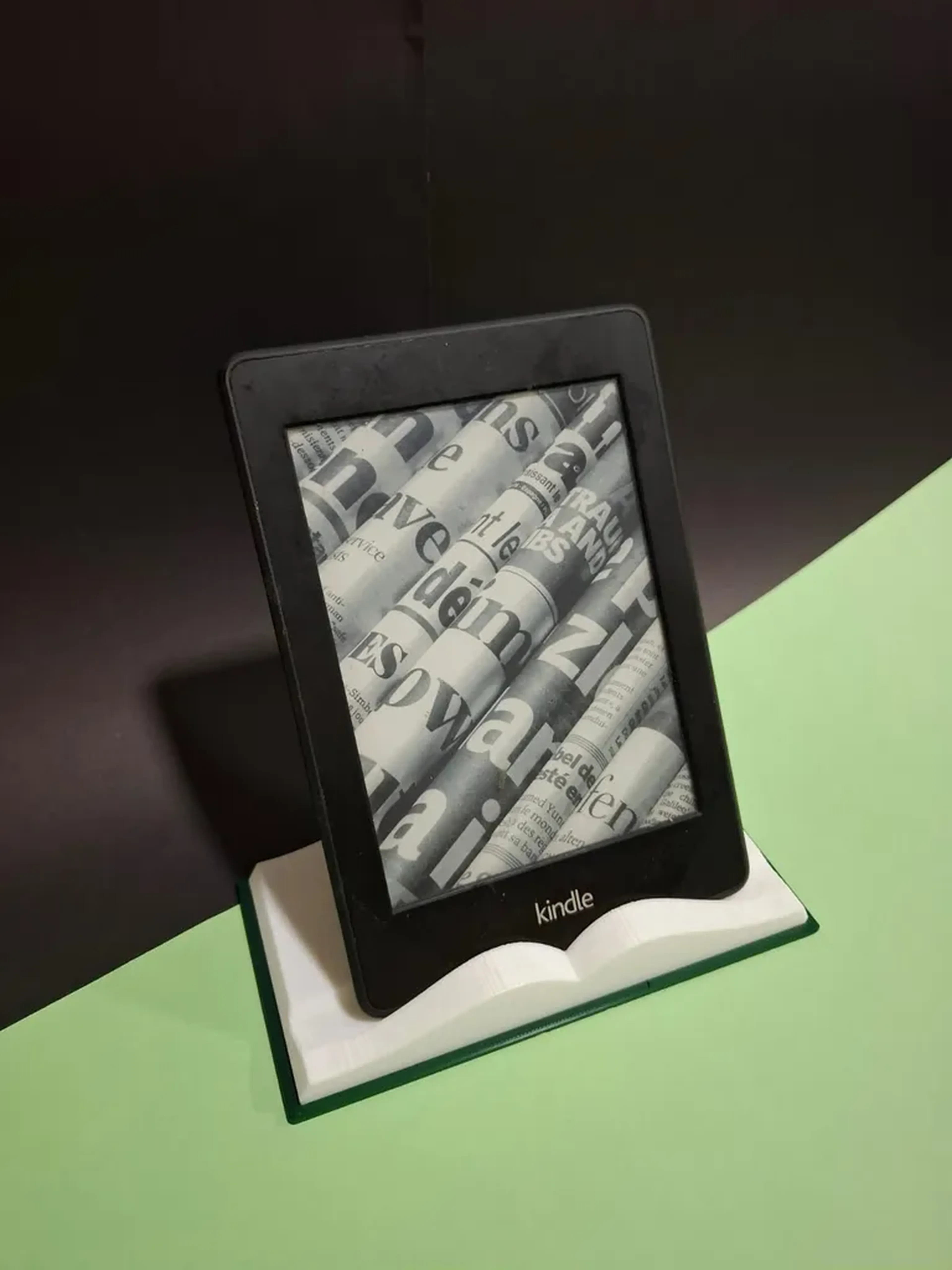Suporte Kindle formato livro aberto. Apoio para e-reader e table imagem