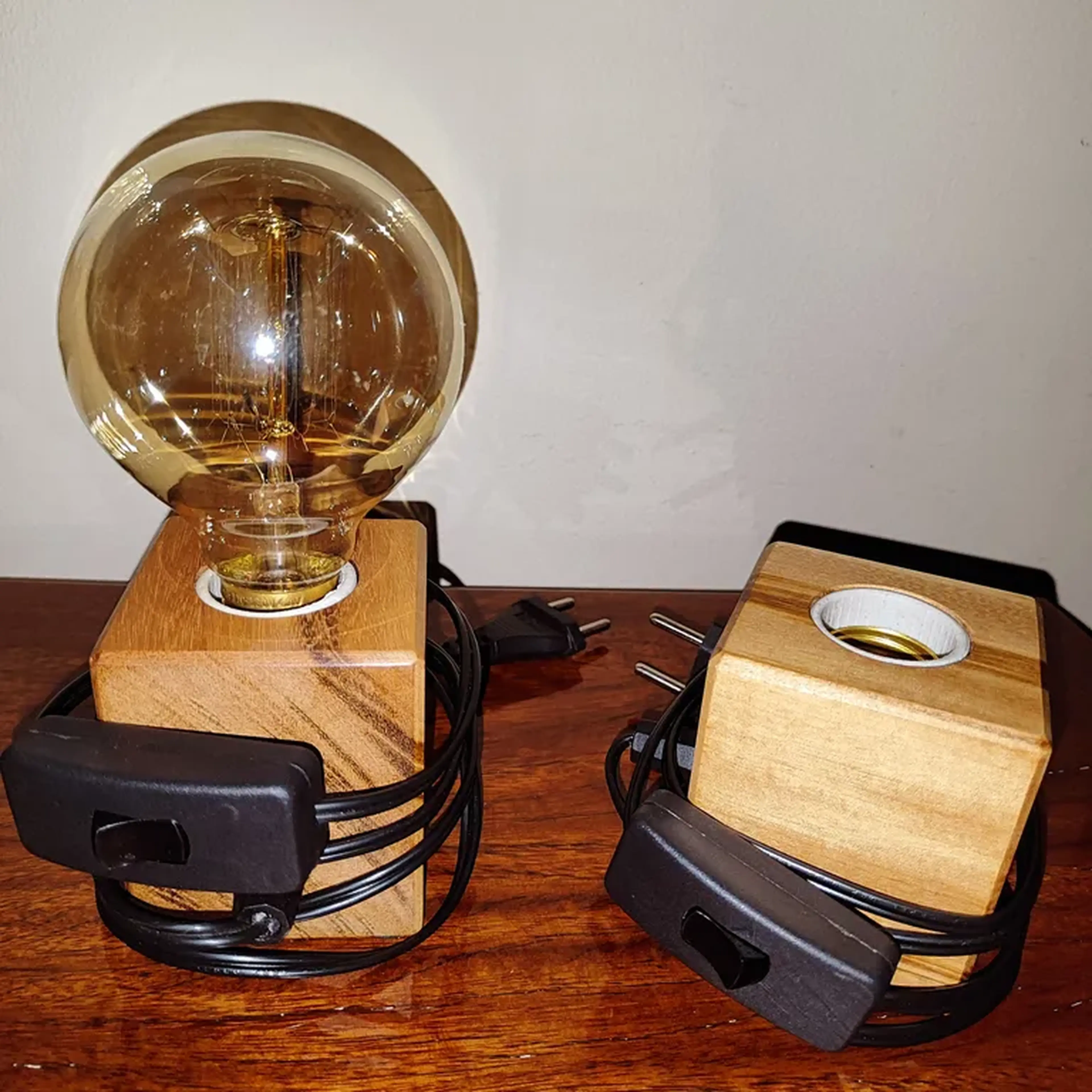 Abajur de Madeira imagem