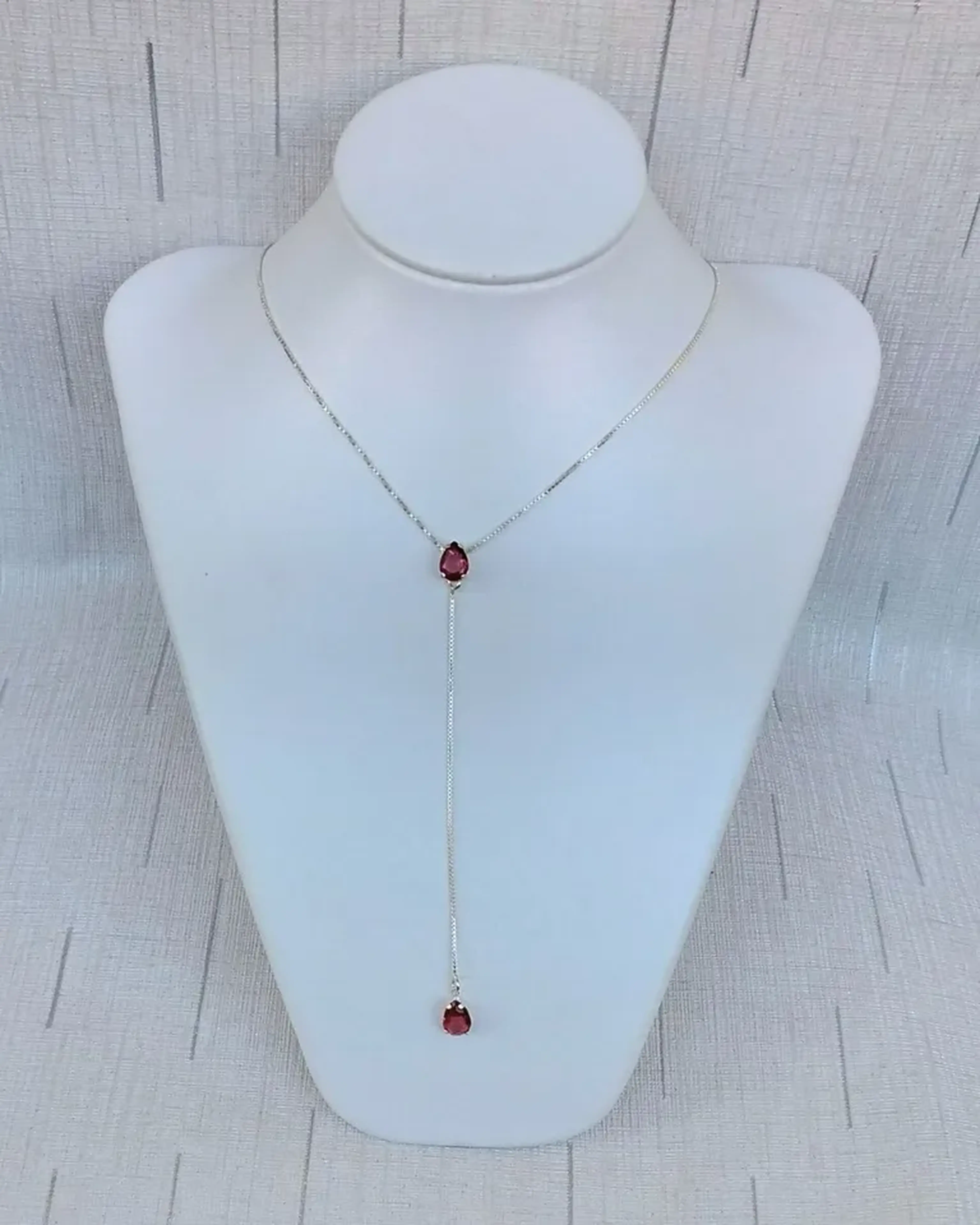 Colar Gravatinha em Prata 925 com Zircônias Vermelhas em Gota imagem