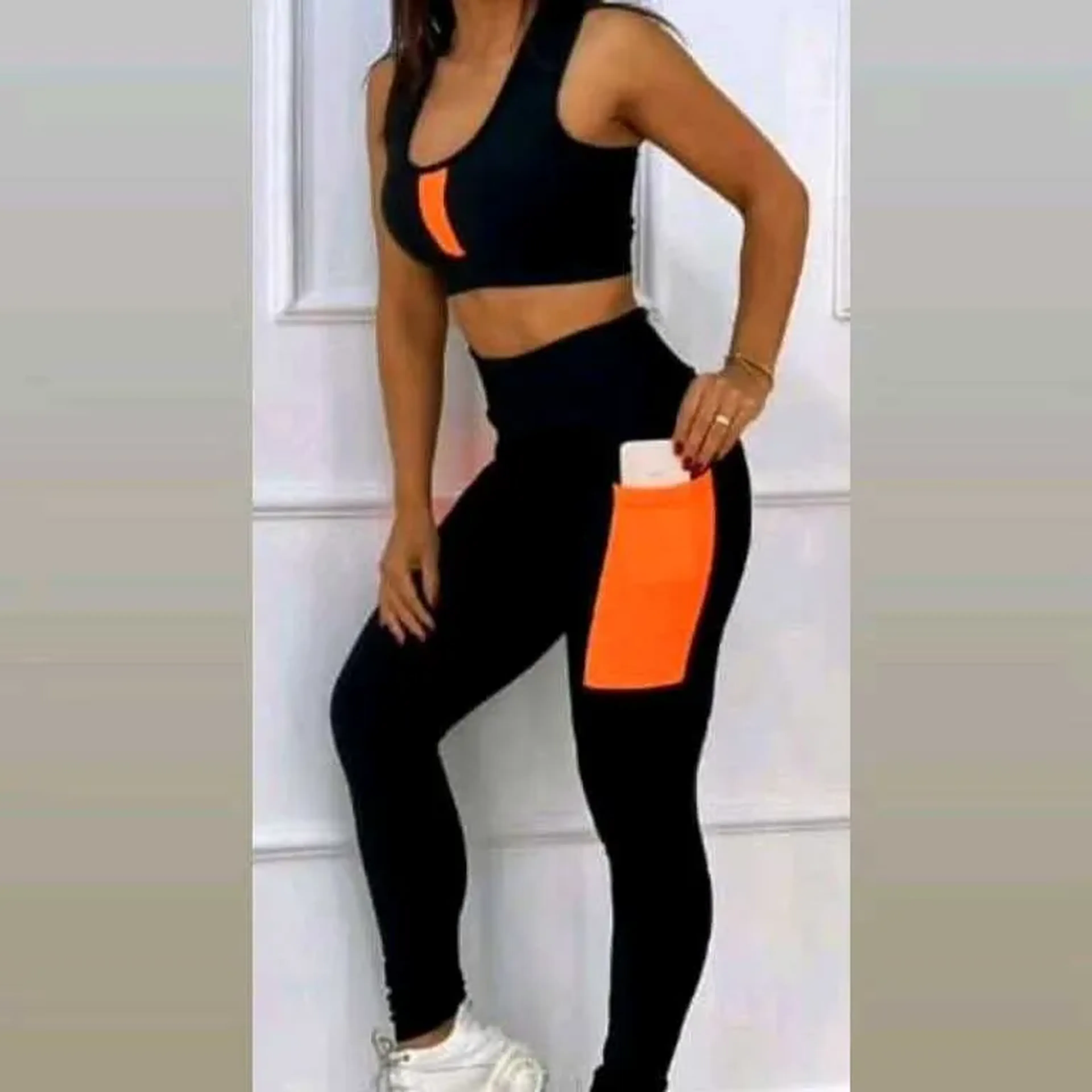Conjunto preto calça com bolso laranja imagem