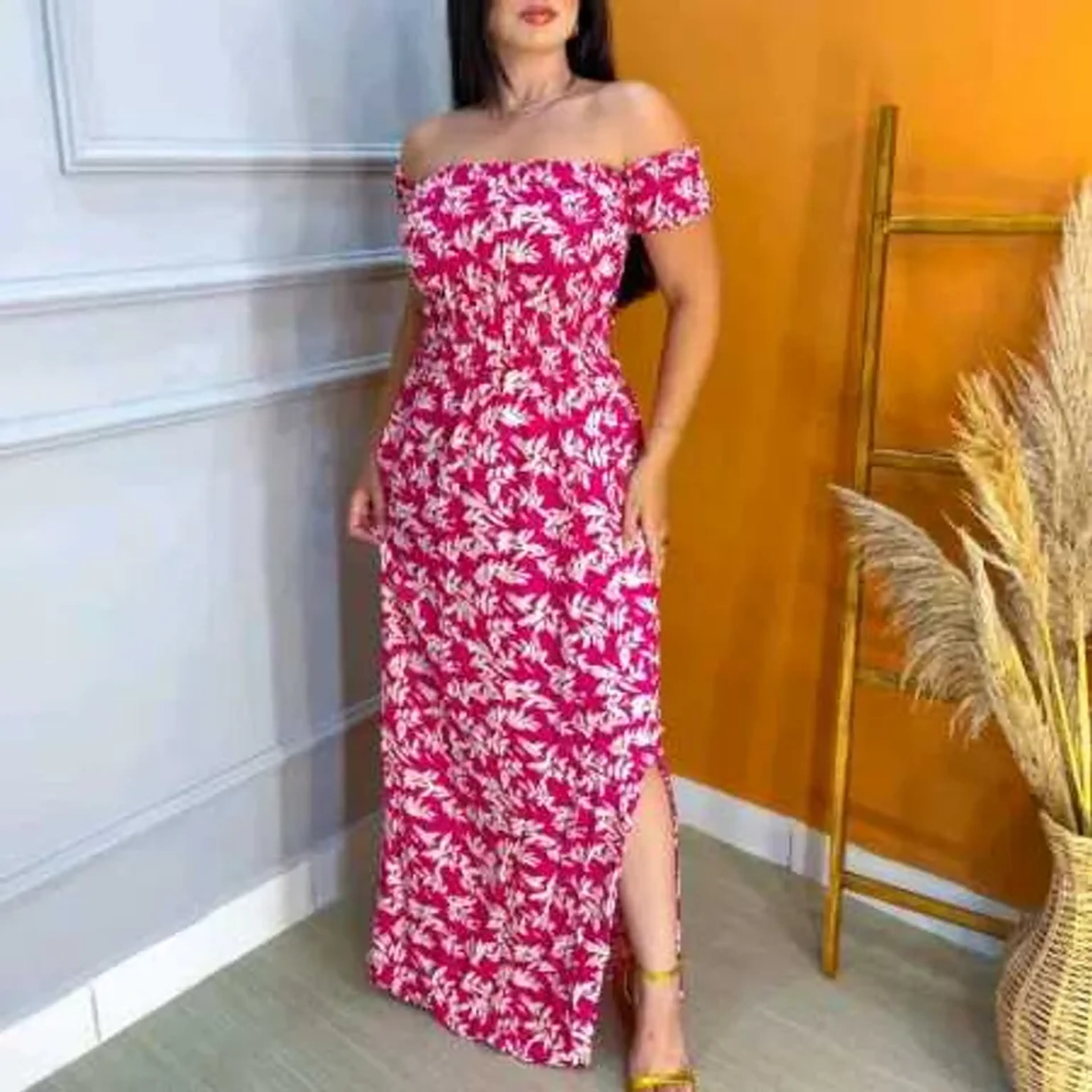 Vestido MIDI com manga. imagem