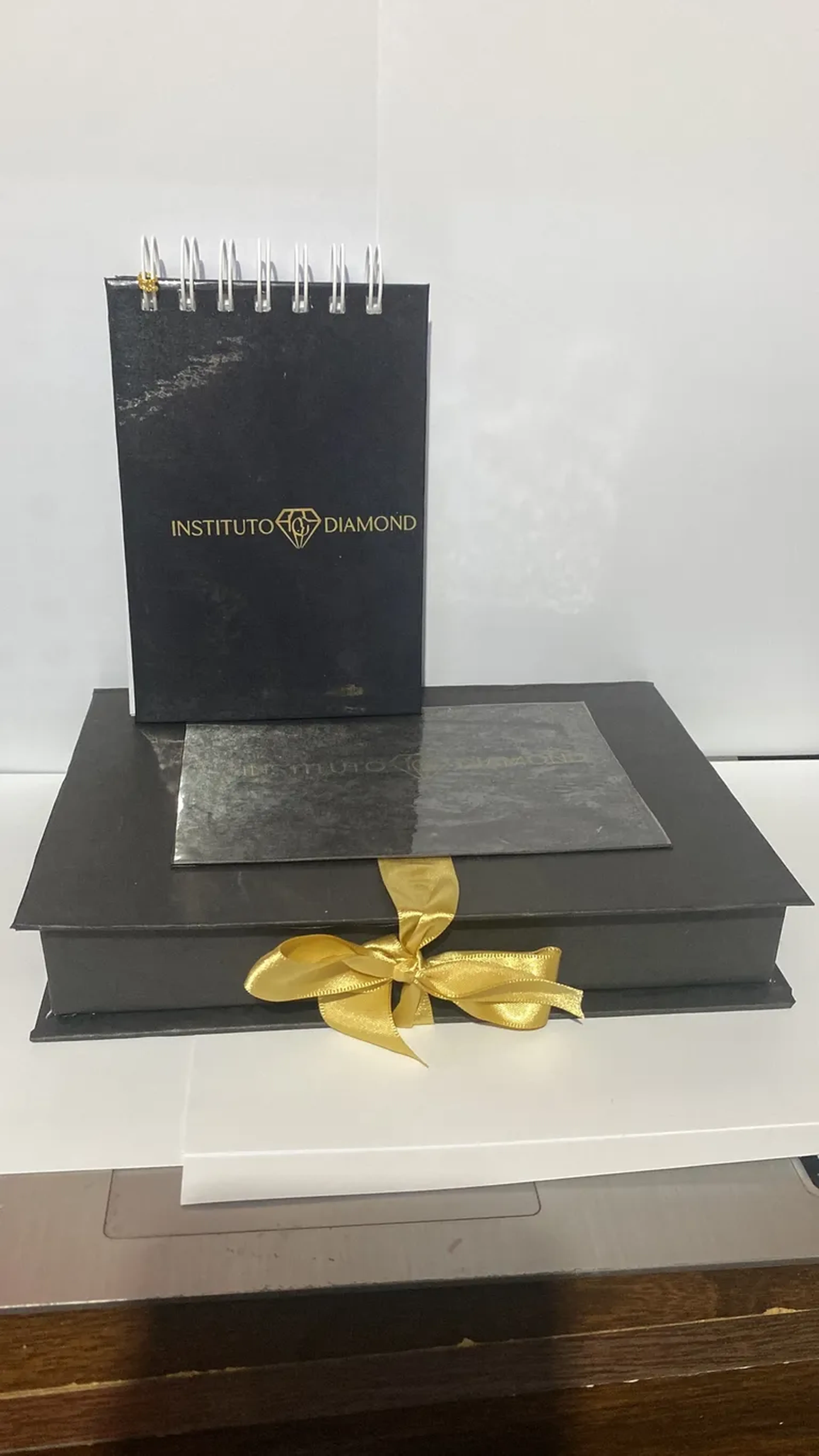 Caixa cartonada com bloco anotação imagem