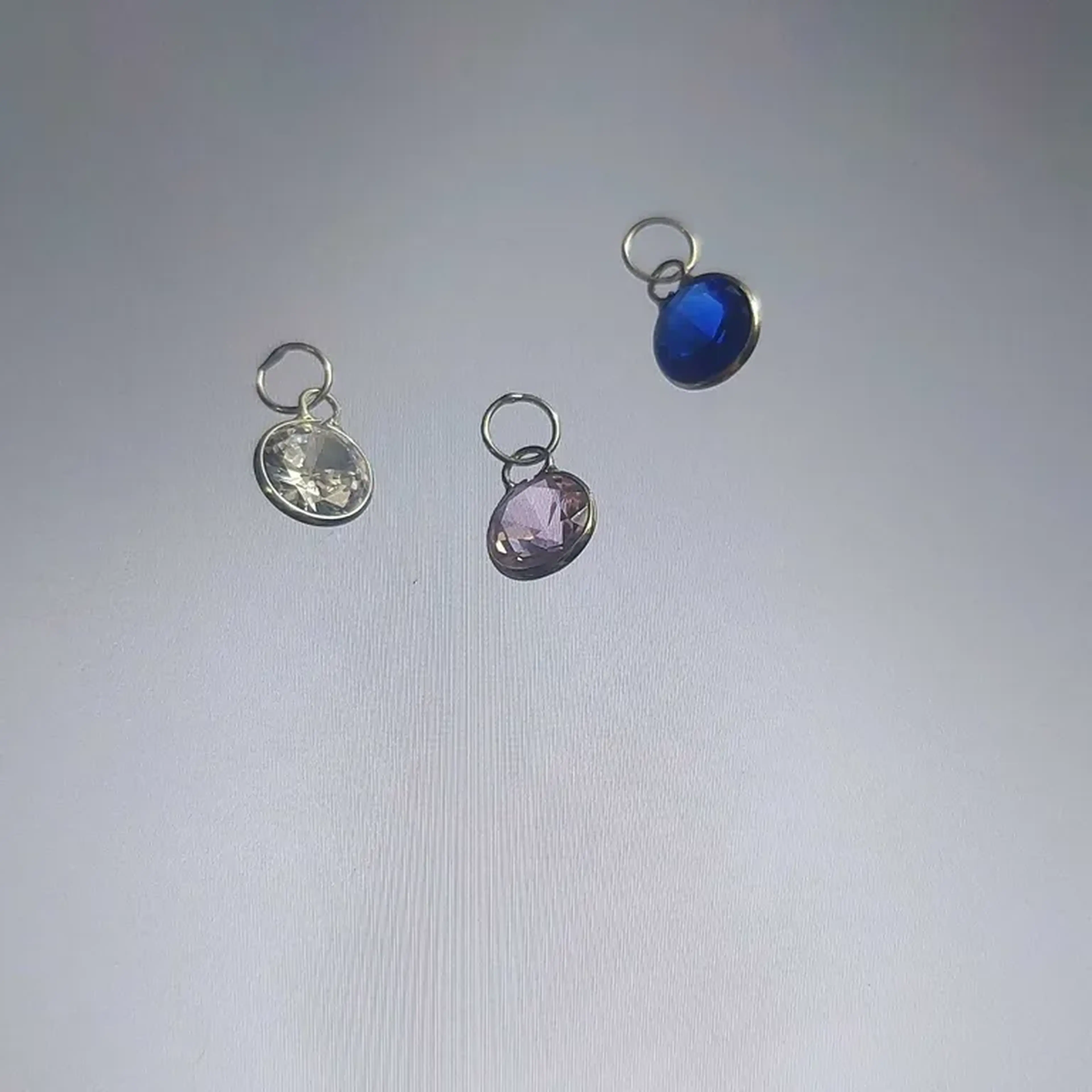 pingente pedrinhas formato coração gota e Bolinha cores imagem