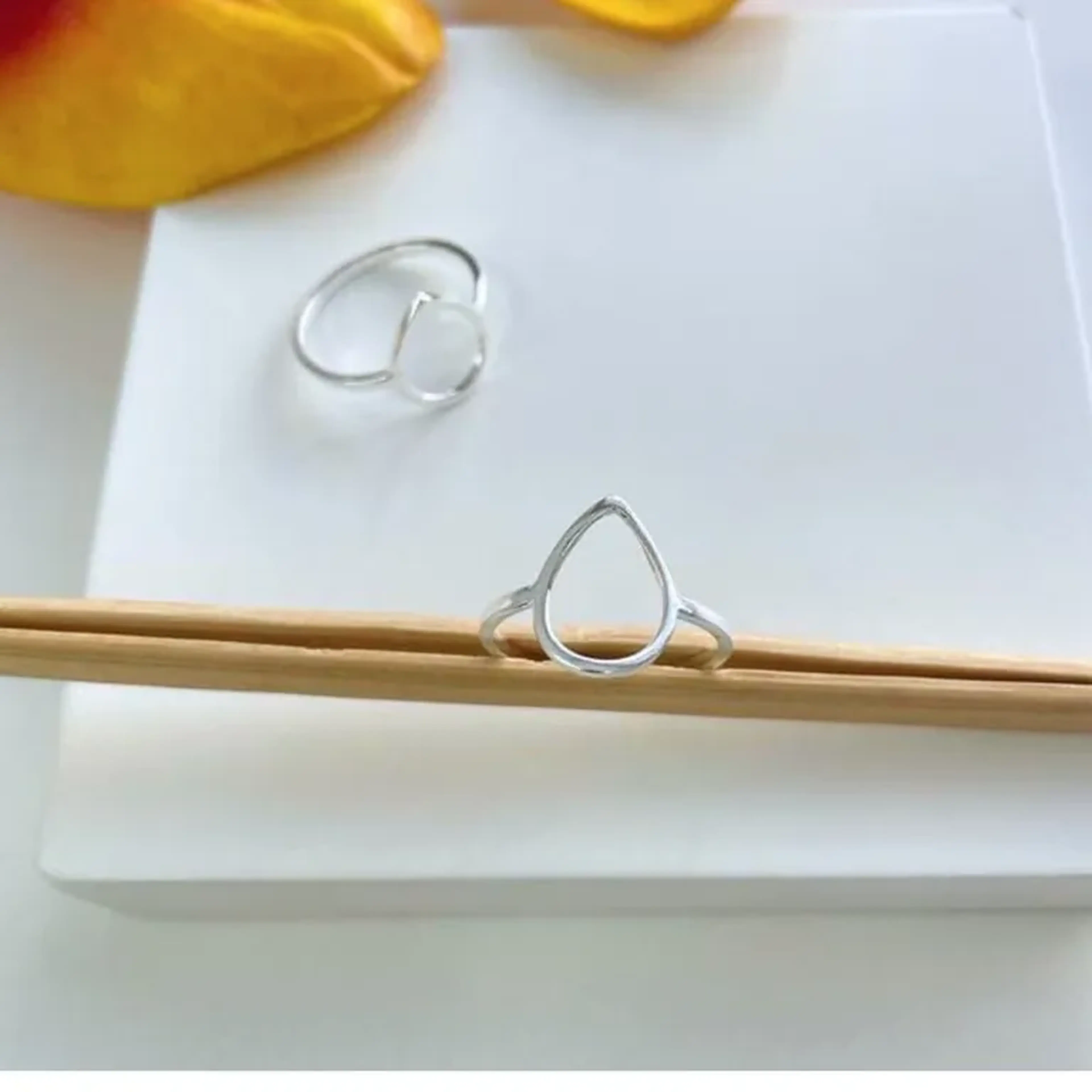 Anel Vazado de Prata 925 com Formato de Gota imagem