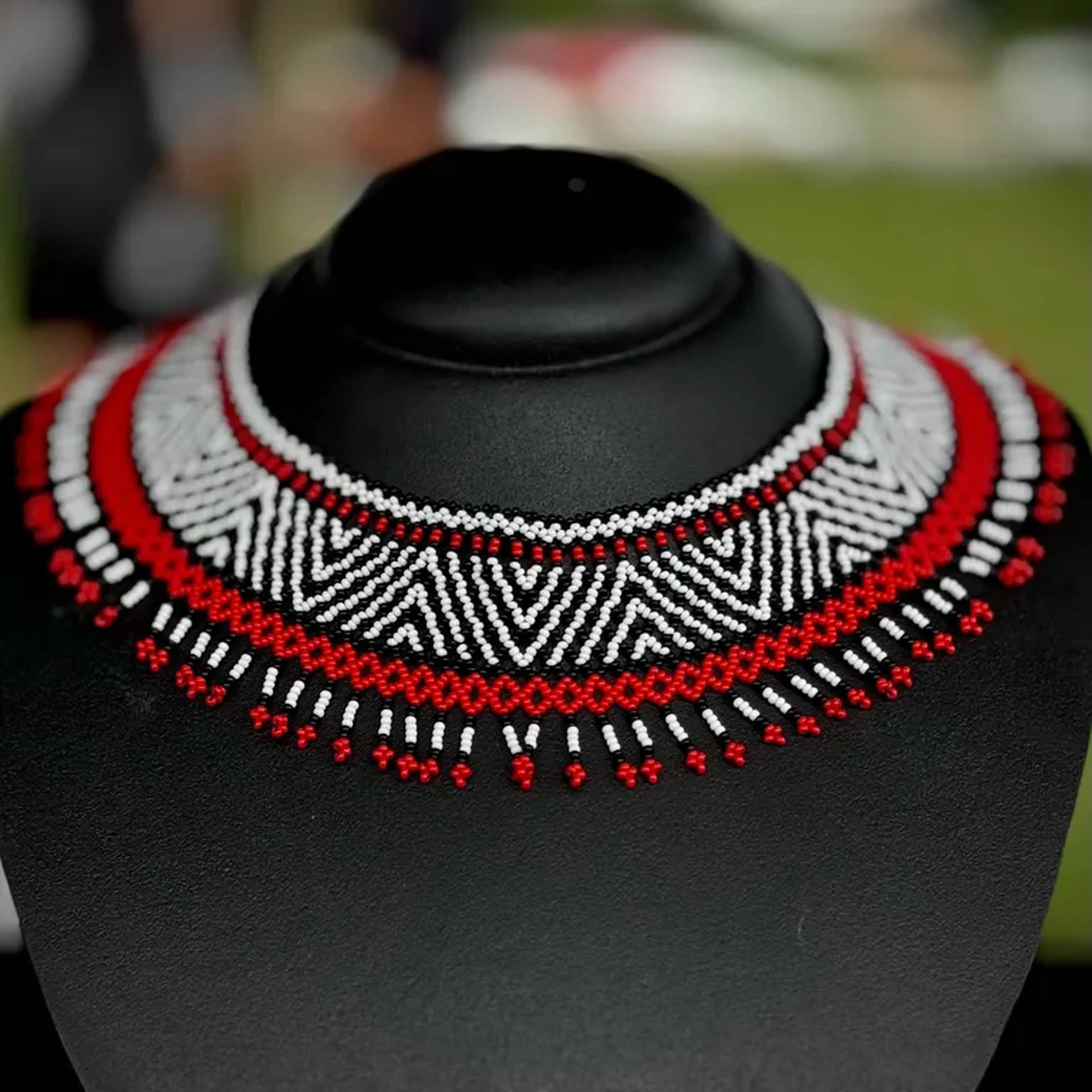 colar feito pelo povo Ikpeng Xingu imagem