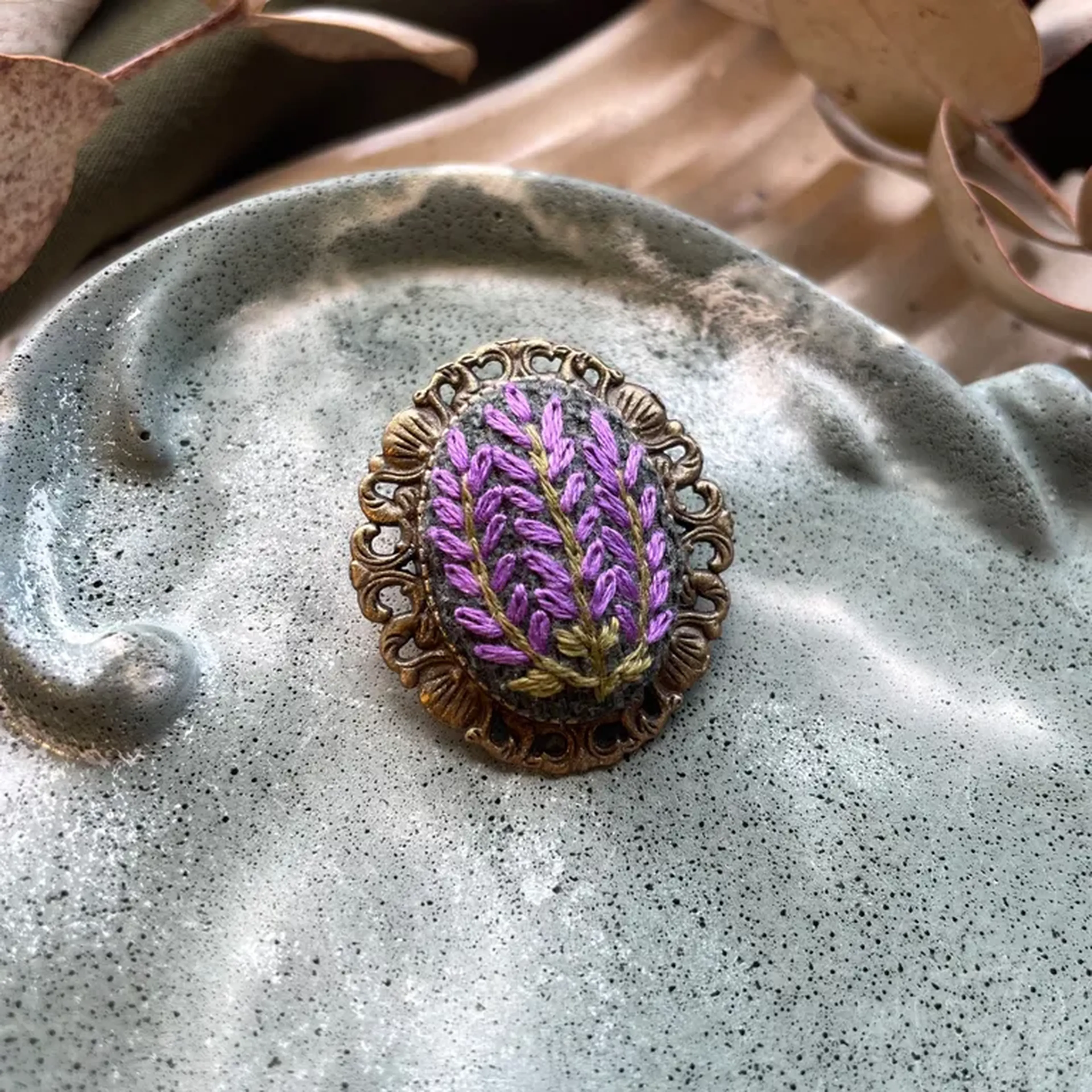Broche camafeu com bordado de lavanda imagem