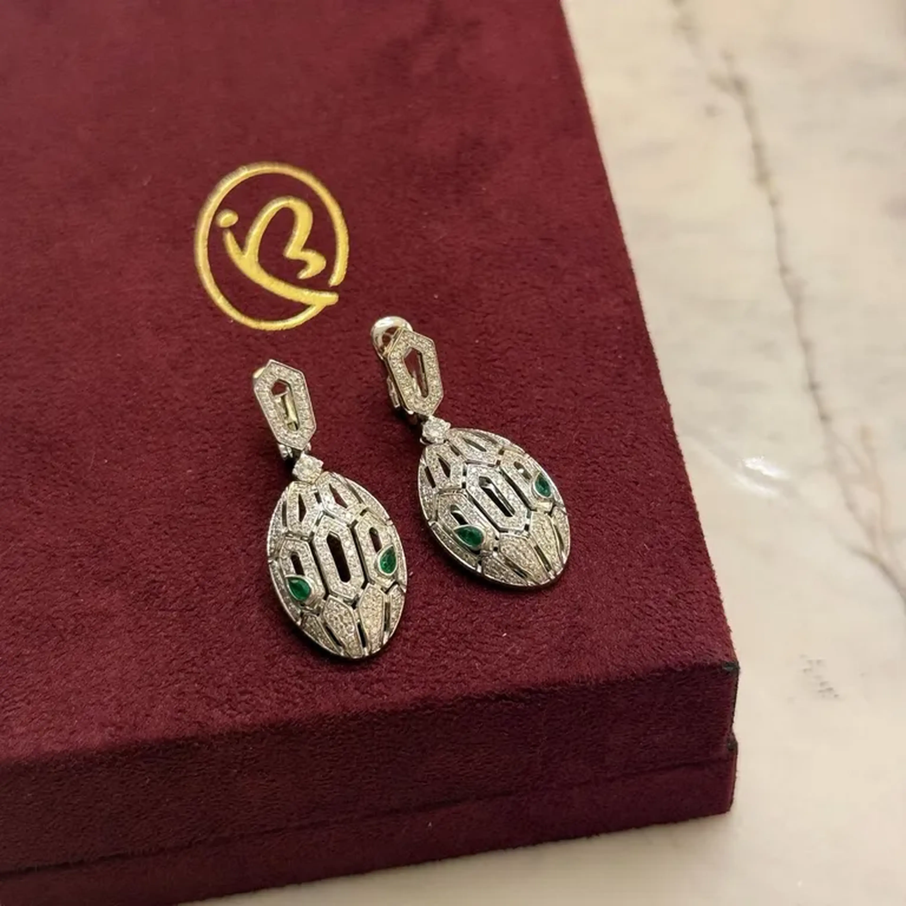 BRINCO SERPENTE EM OURO BRANCO 18K com diamantes e Esmeralda nat imagem