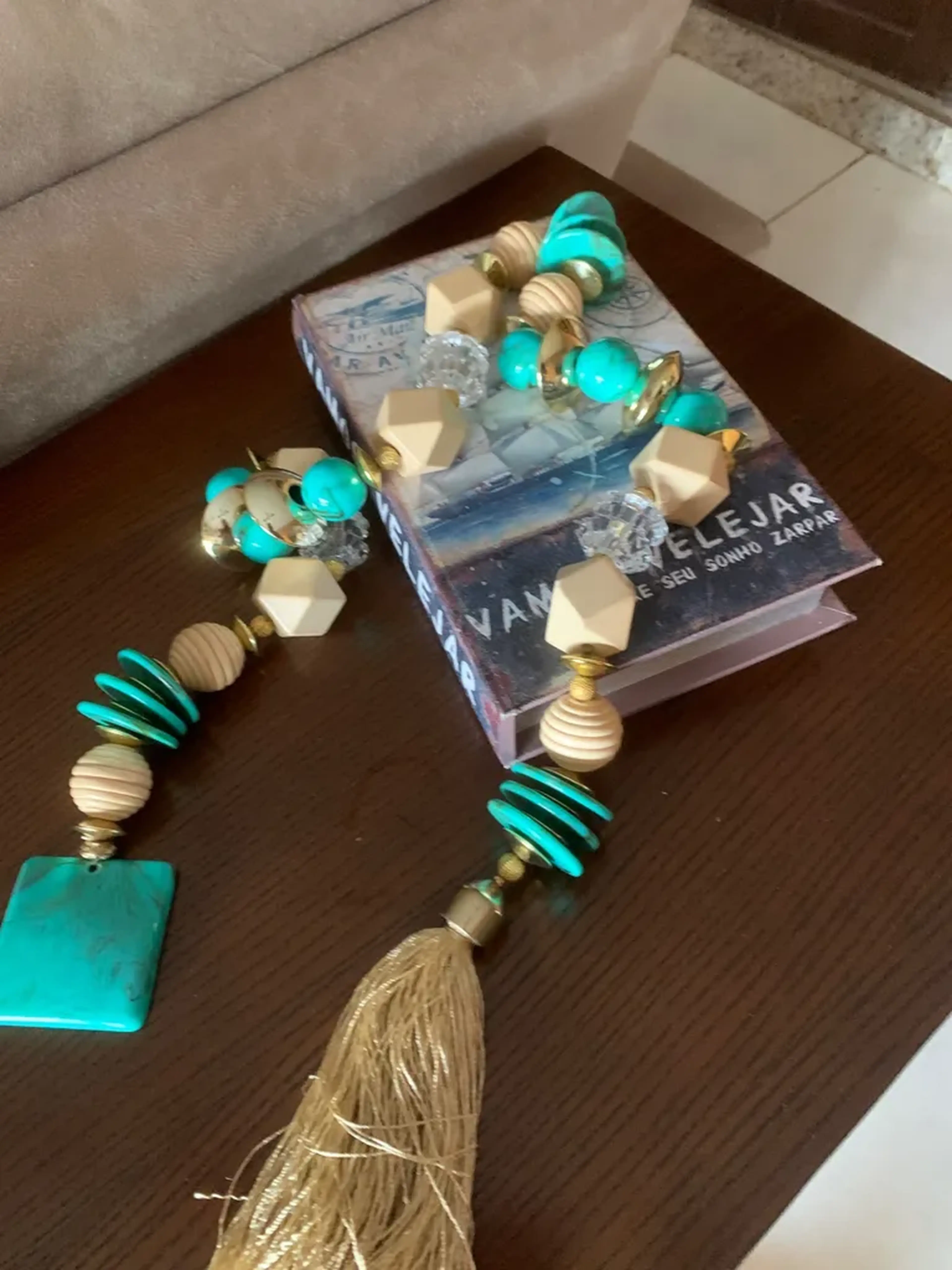 Colar de mesa em resina turquesa e madeira imagem