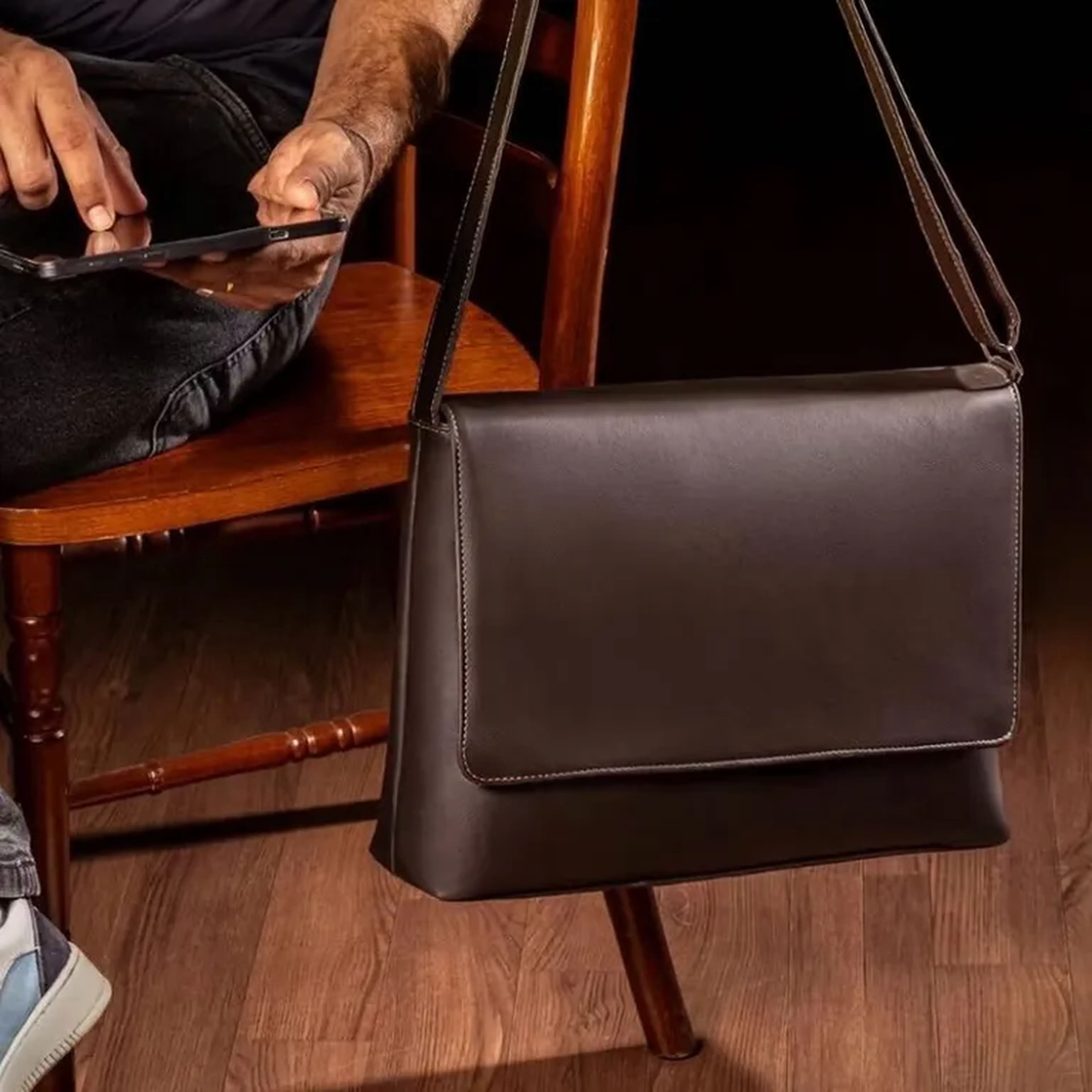 Bolsa Carteiro Masculina em couro ecológico imagem