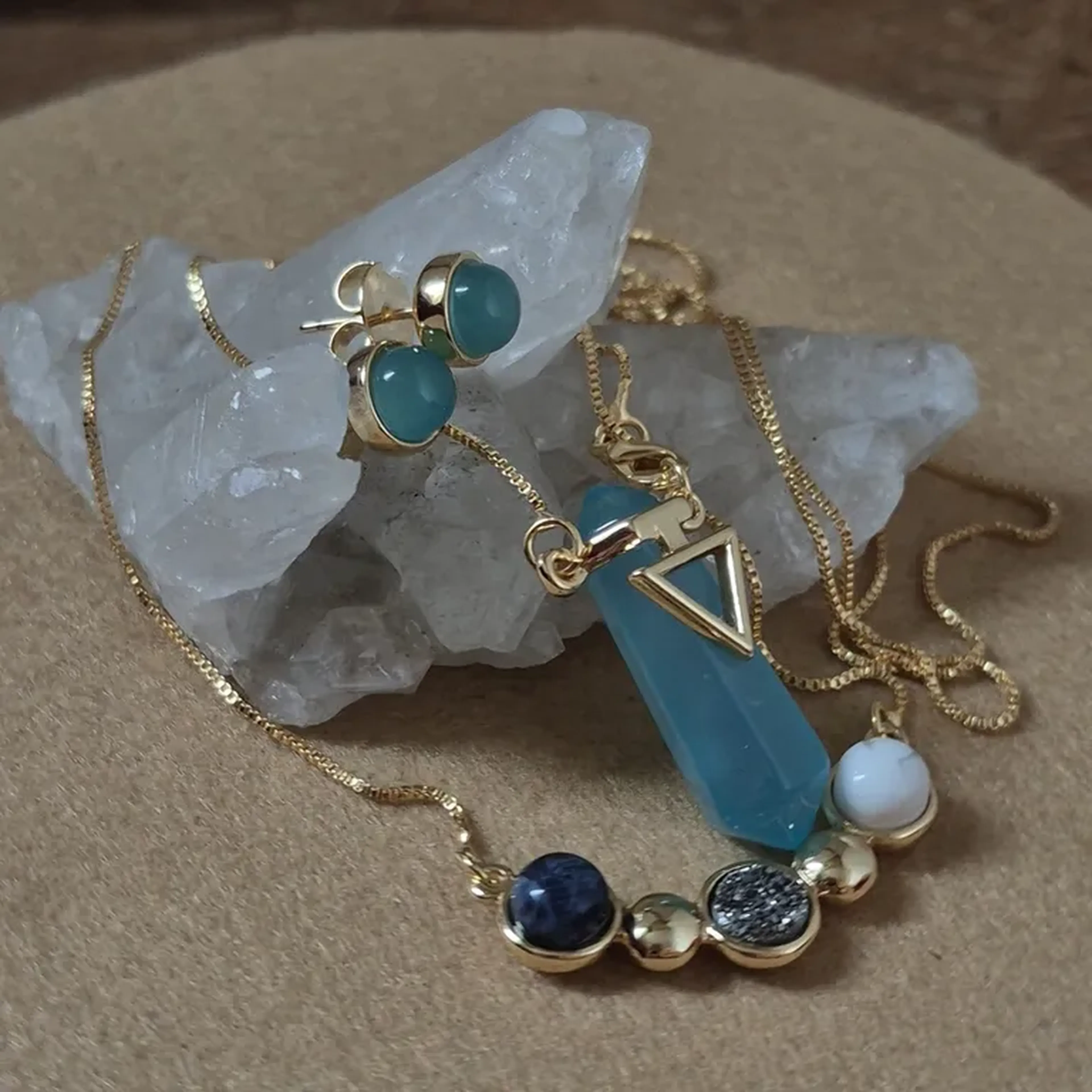 Conjunto Ágata Azul e Howlita Dourado – Presença que Encanta imagem