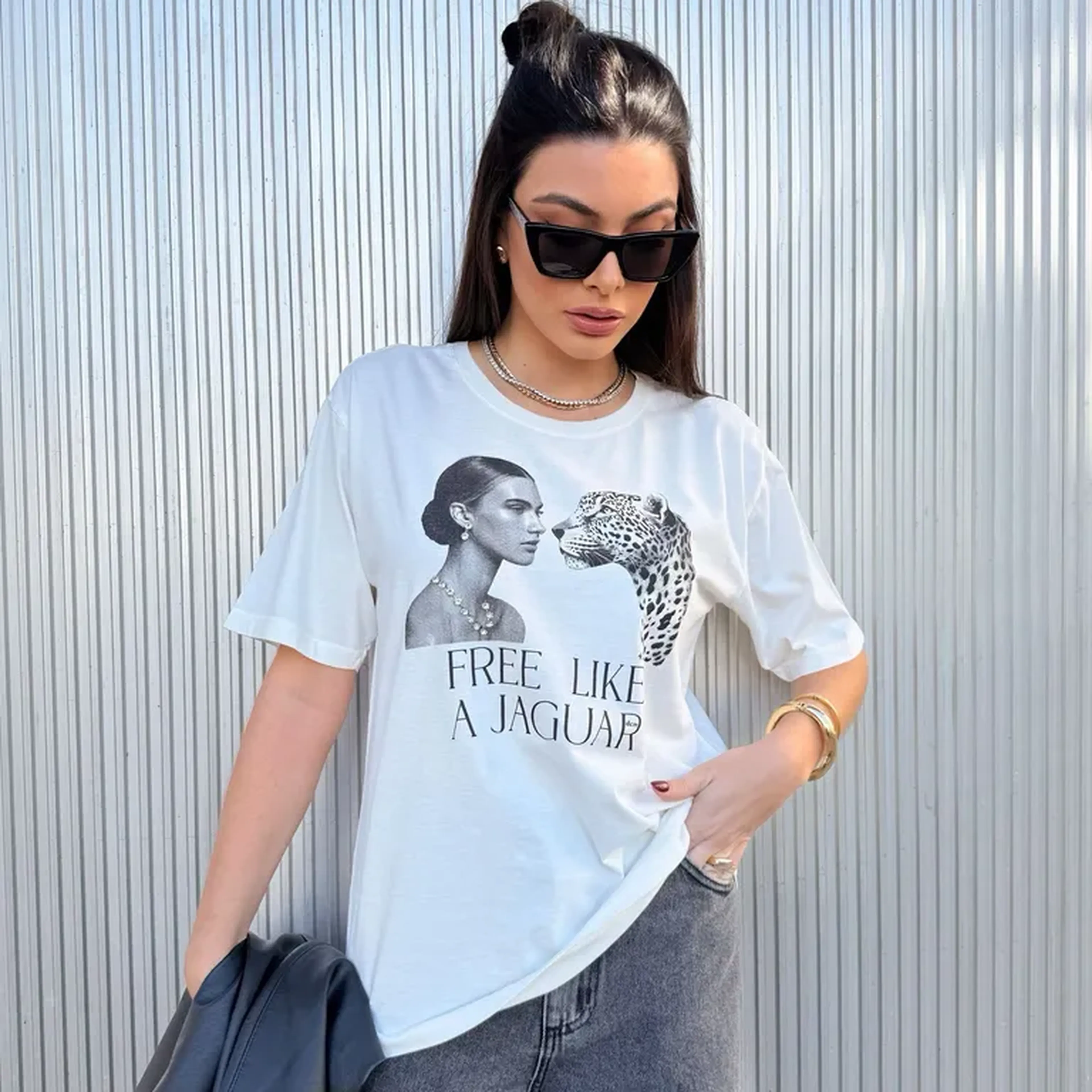 T-shirt Estonada Like a Jaguar (com aplique) Off White imagem
