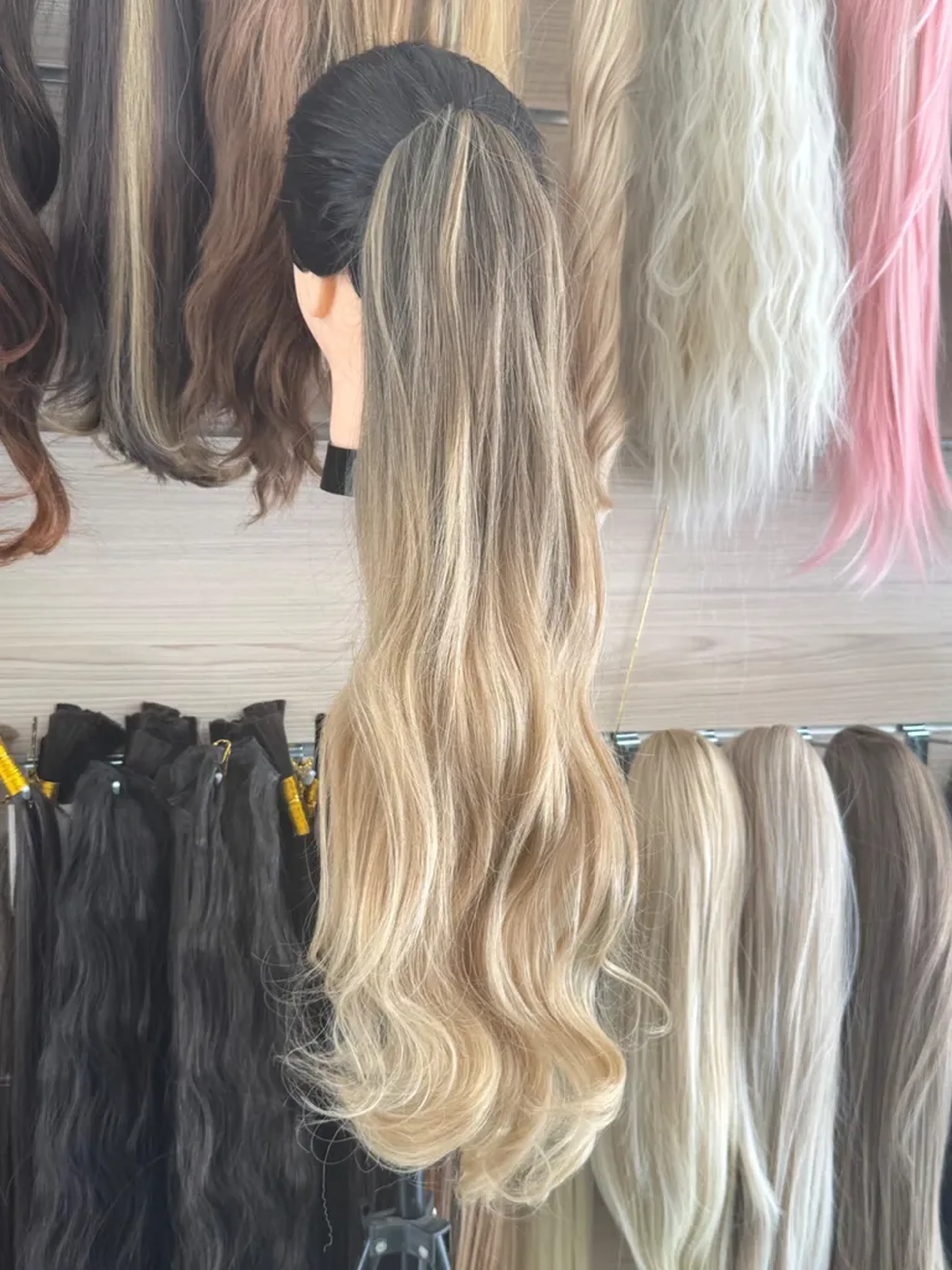 Rabo de cabelo orgânico loiro natural raiz iluminada imagem