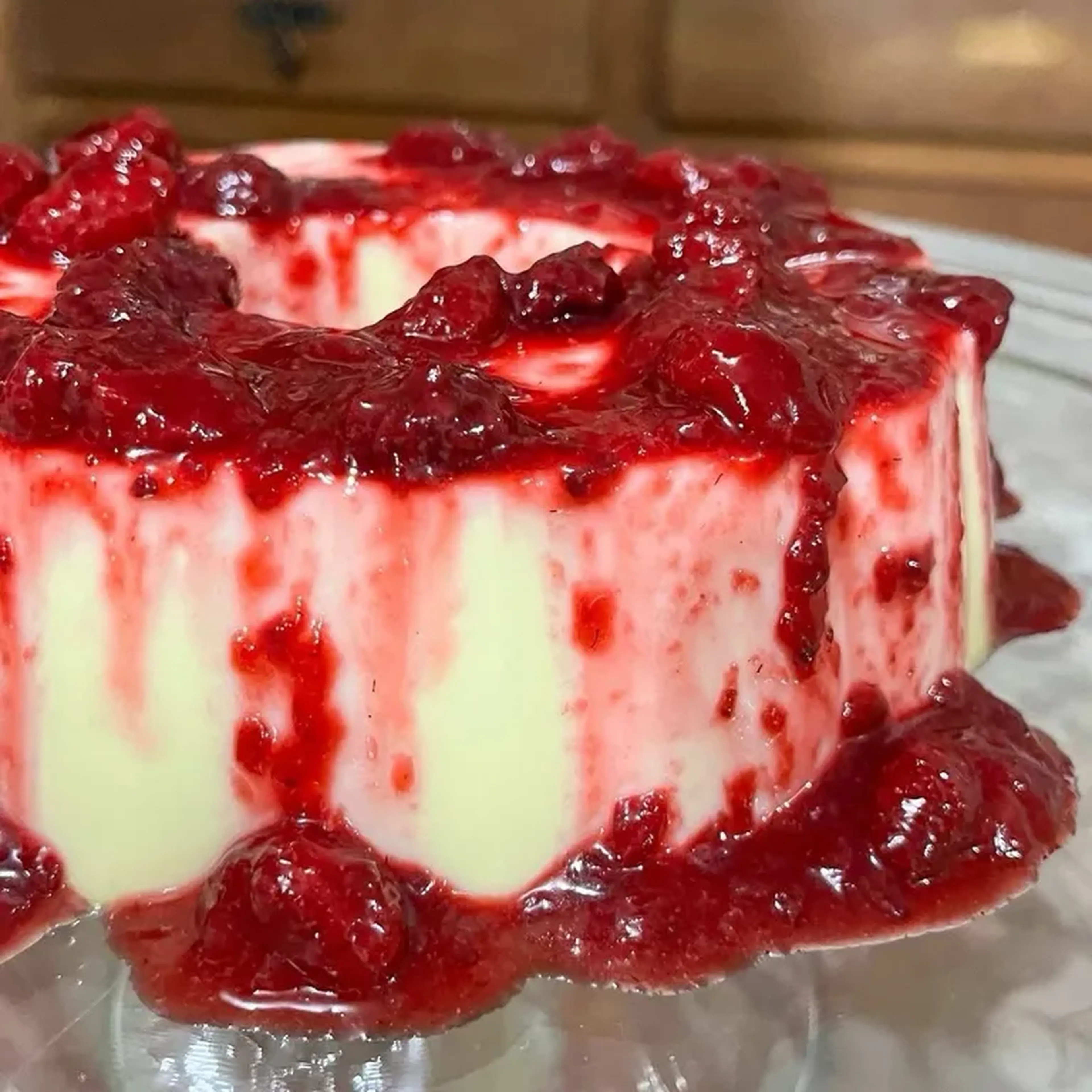 CHOCOLATE BRANCO COM CALDA DE MORANGO (1kg) imagem