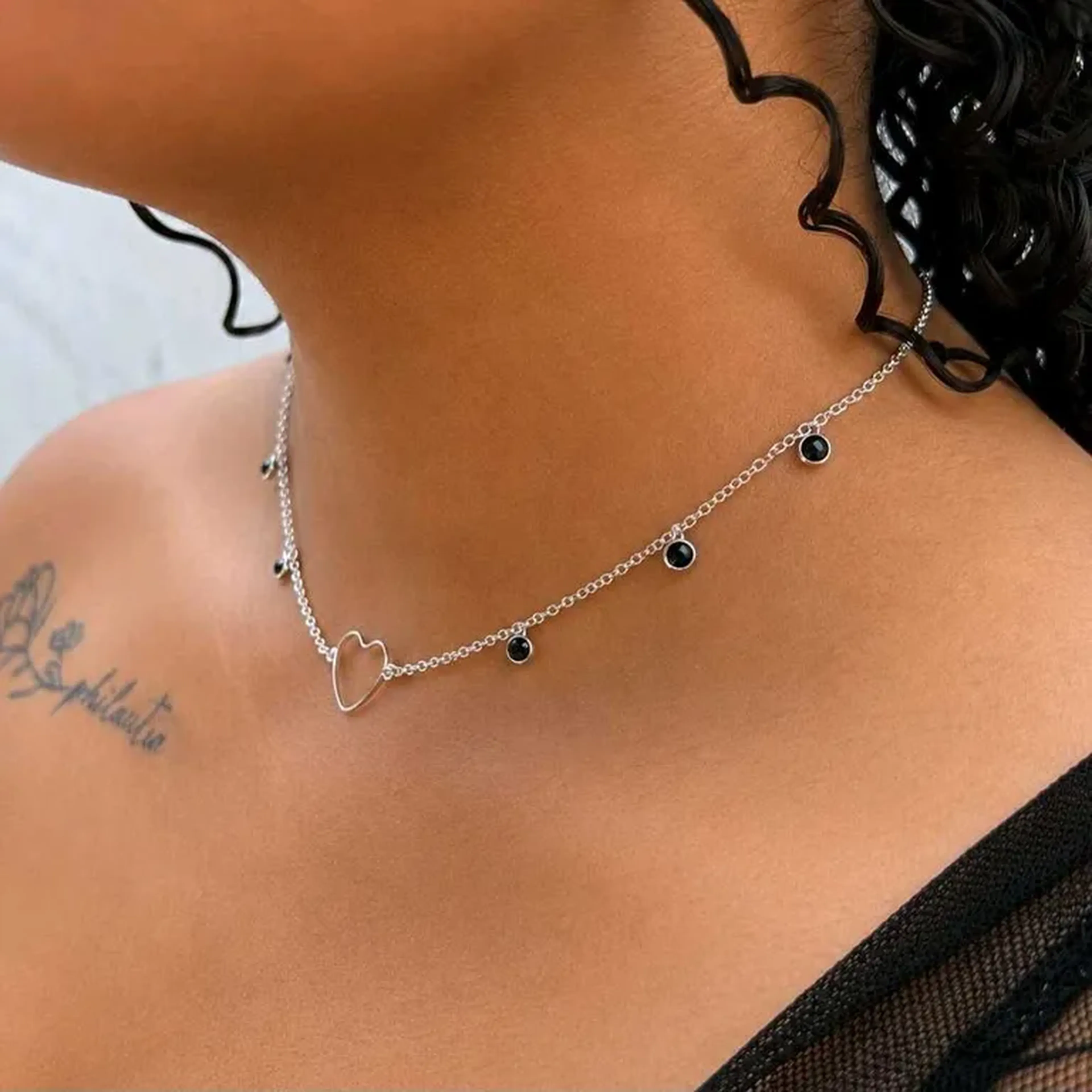 choker coração solitário com pedrinhas preta 45cm imagem