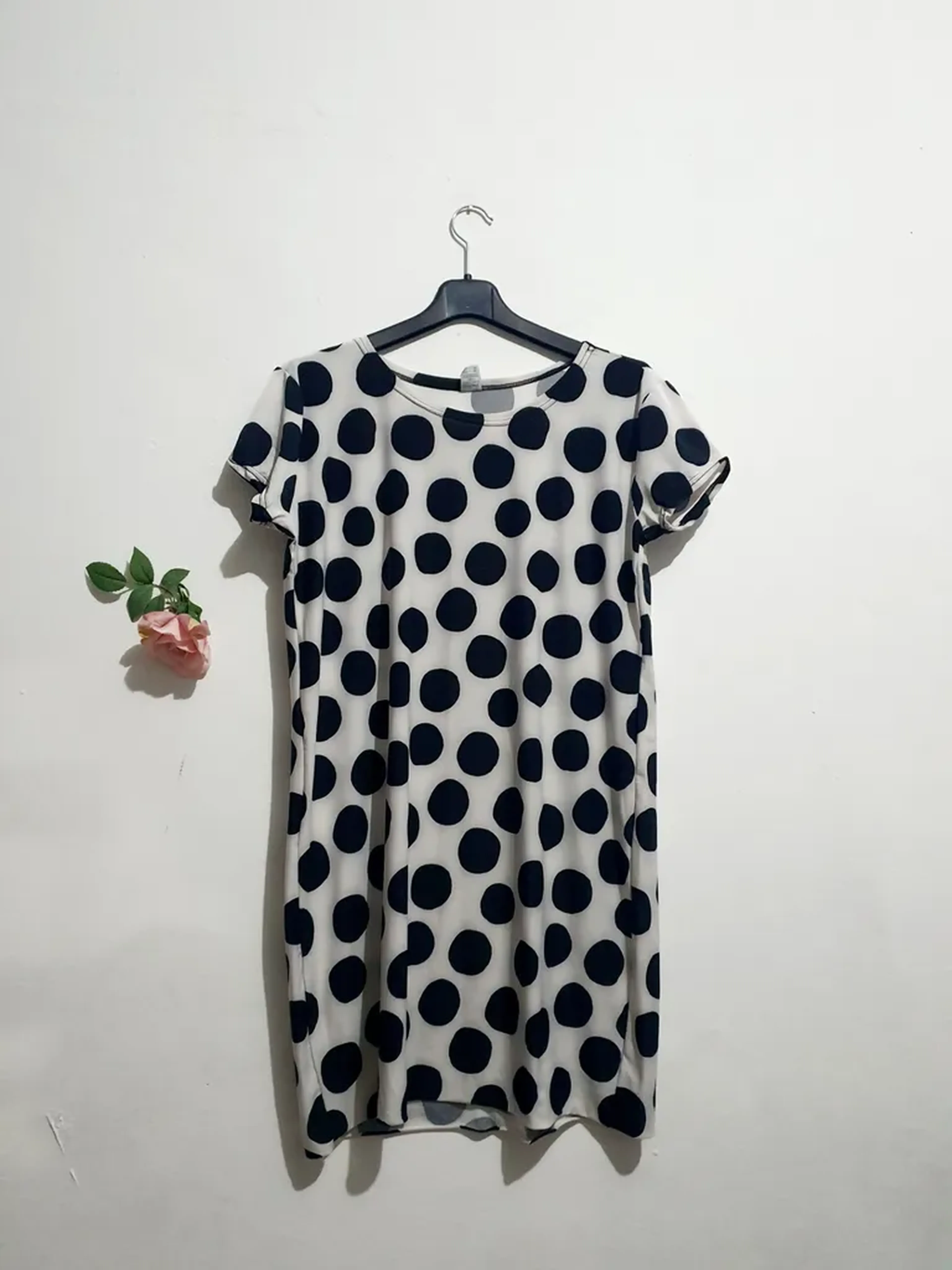 Vestido Poá Branco e Preto imagem