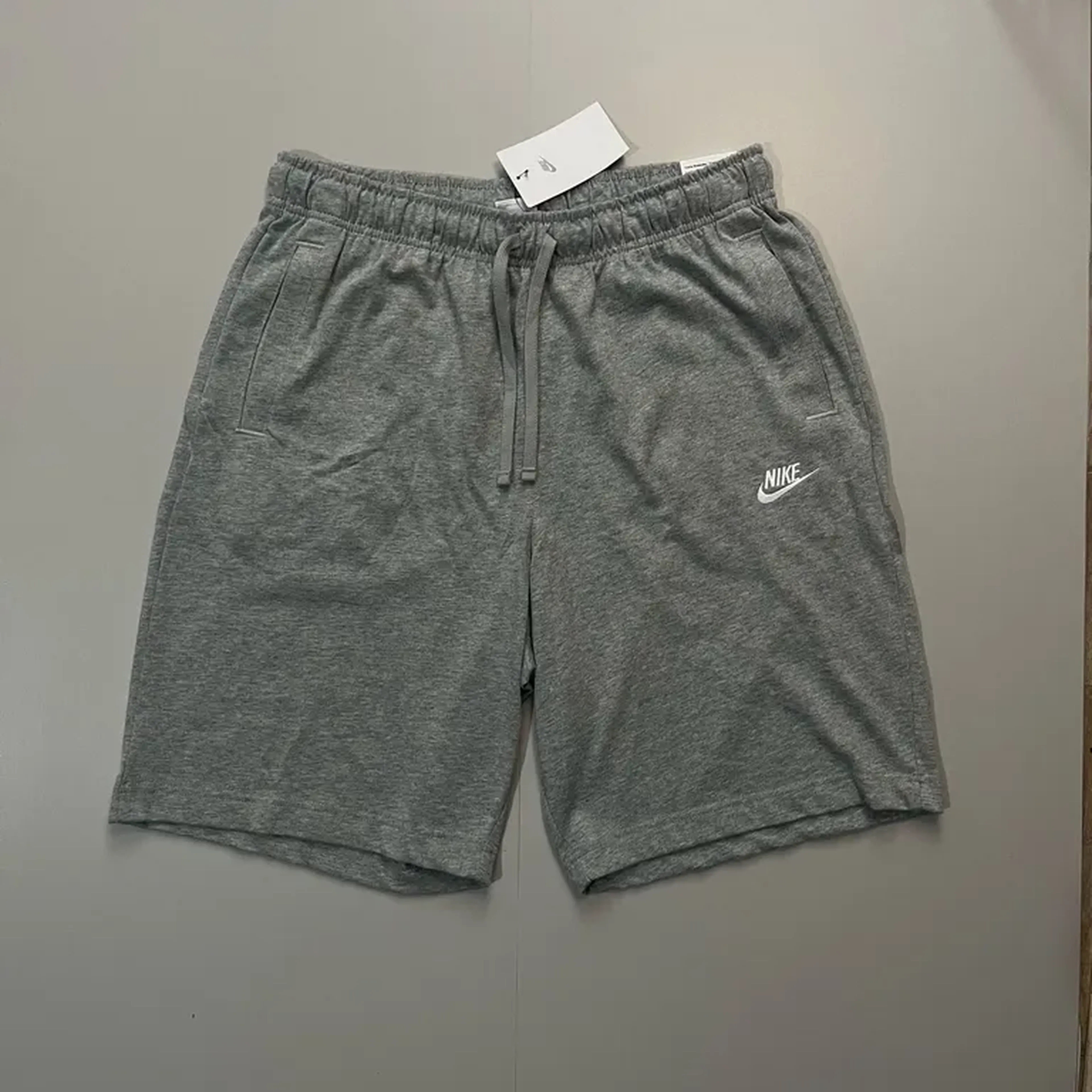 Bermuda Nike Club Cinza imagem
