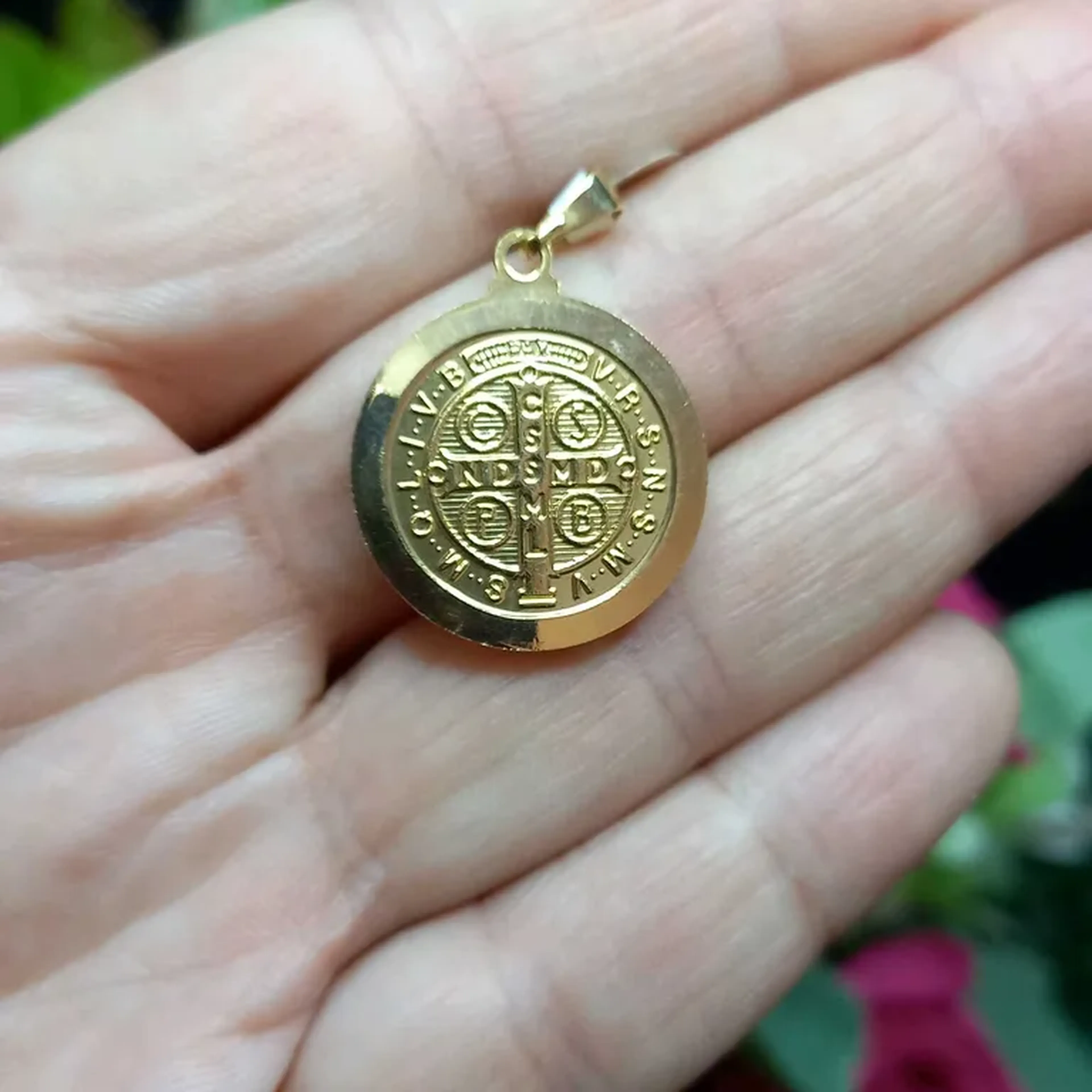 Medalha de São Bento banhada à imagem