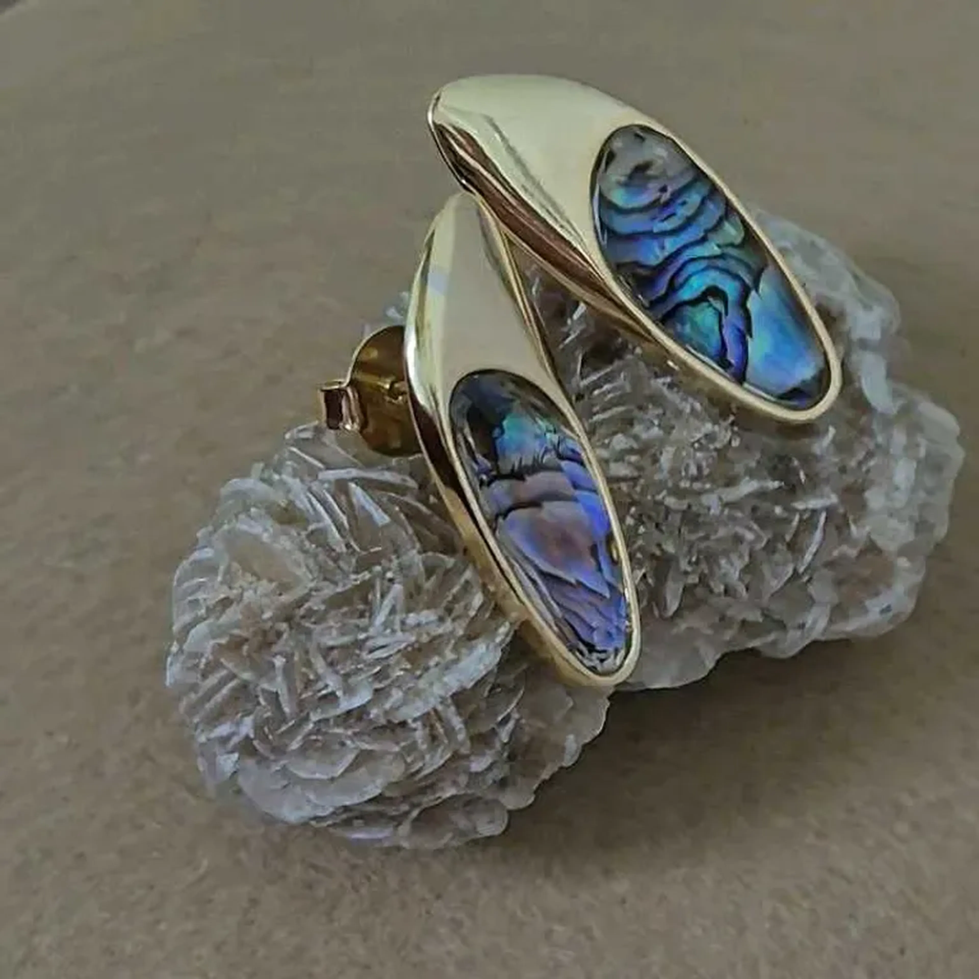 Brinco Abalone Dourado – Luz e Sofisticação imagem
