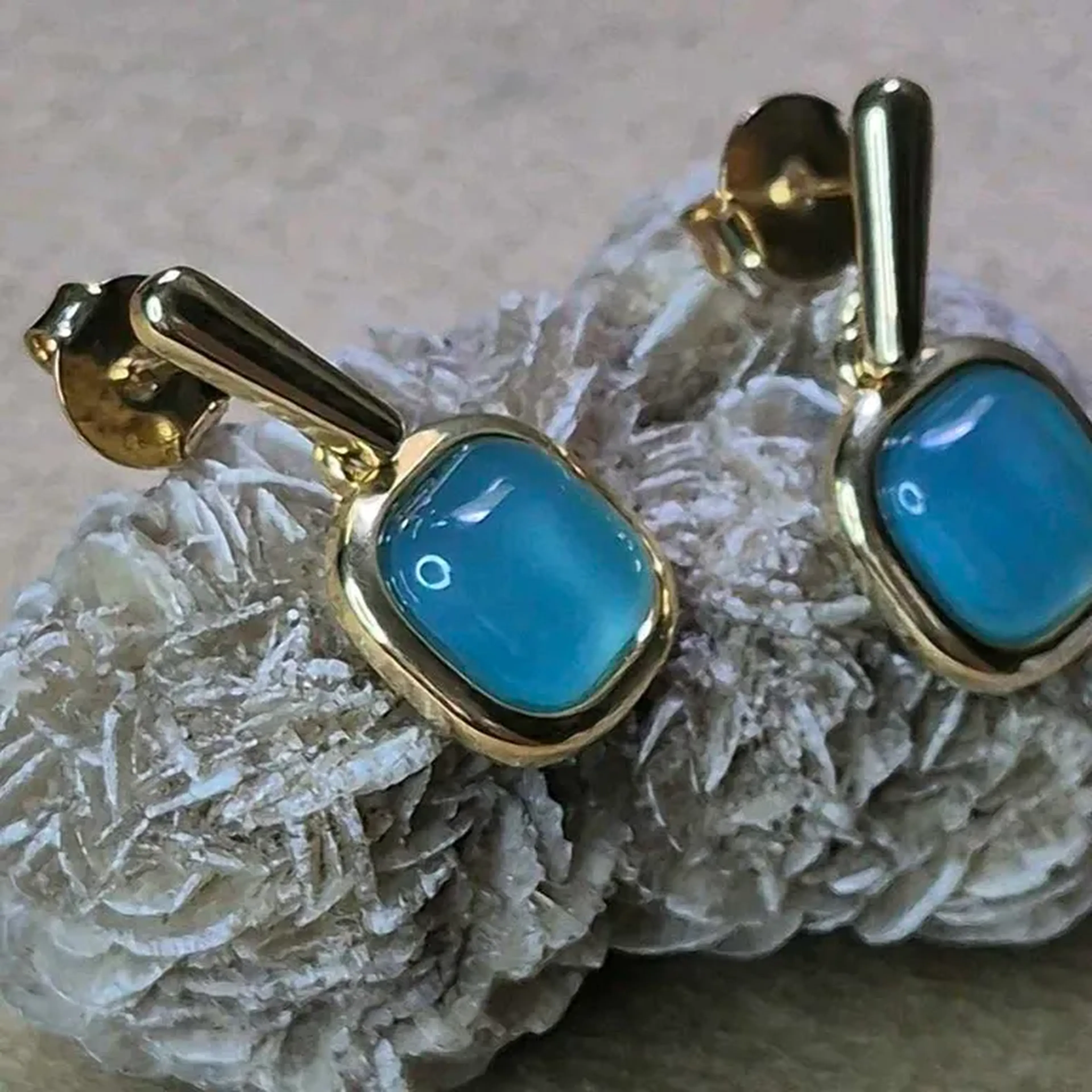 Brinco Ágata Azul Dourado – Leveza e Elegância imagem