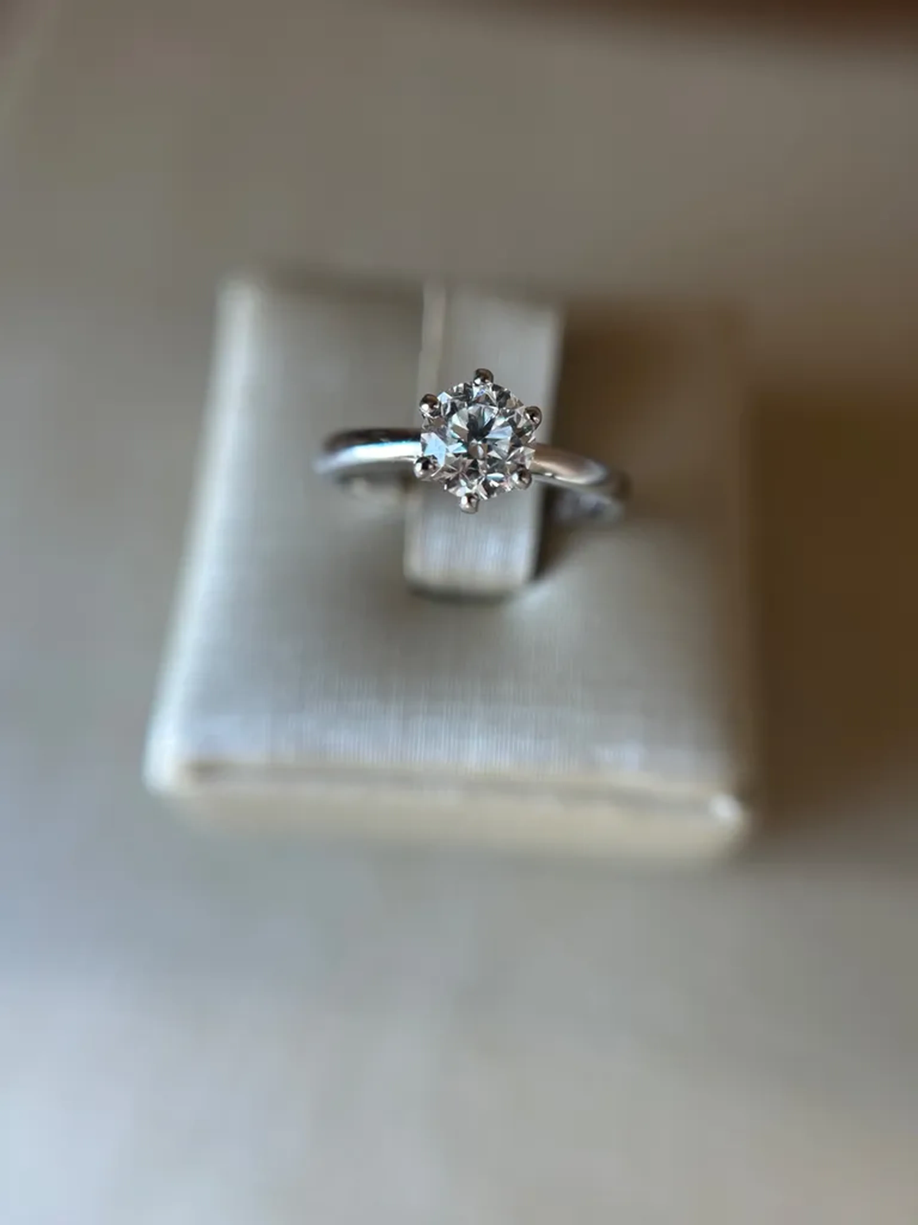 Solitário em Ouro Branco 18k (750) Com Diamante de 1 Quilate imagem