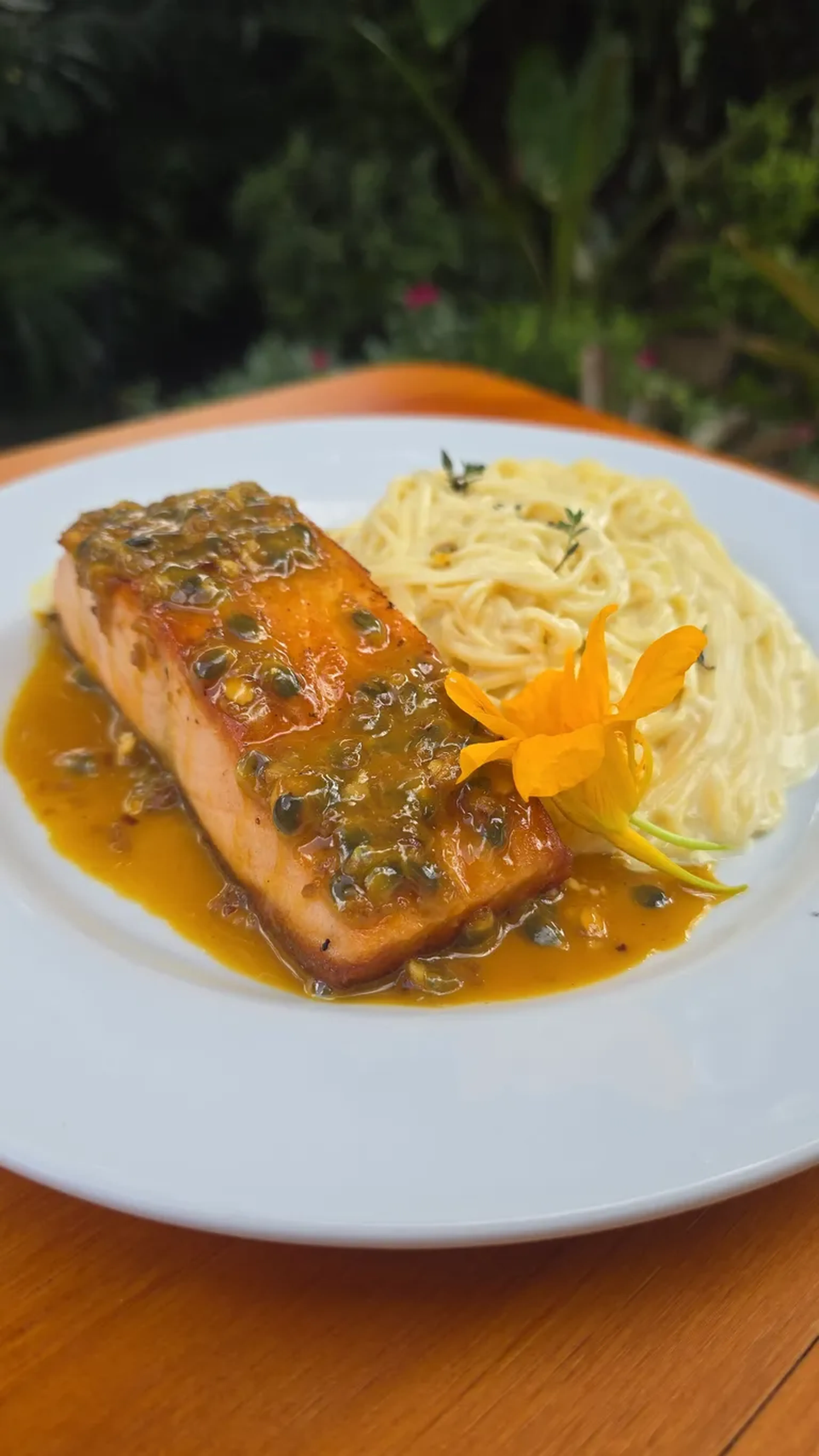 Salmão ao Molho Cítrico com Tagliolini Artesanal imagem
