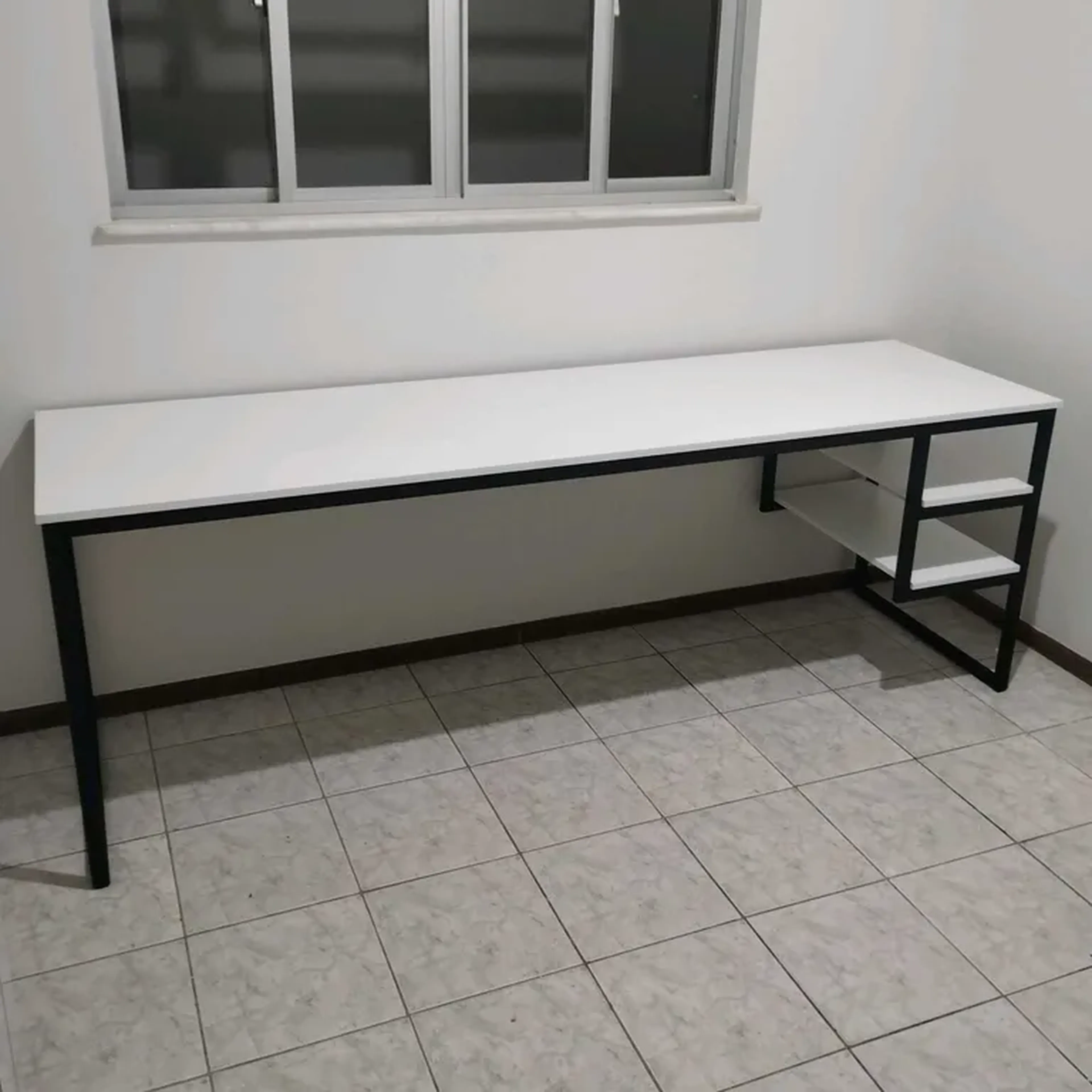 mesa branca com prateleiras embutidas imagem