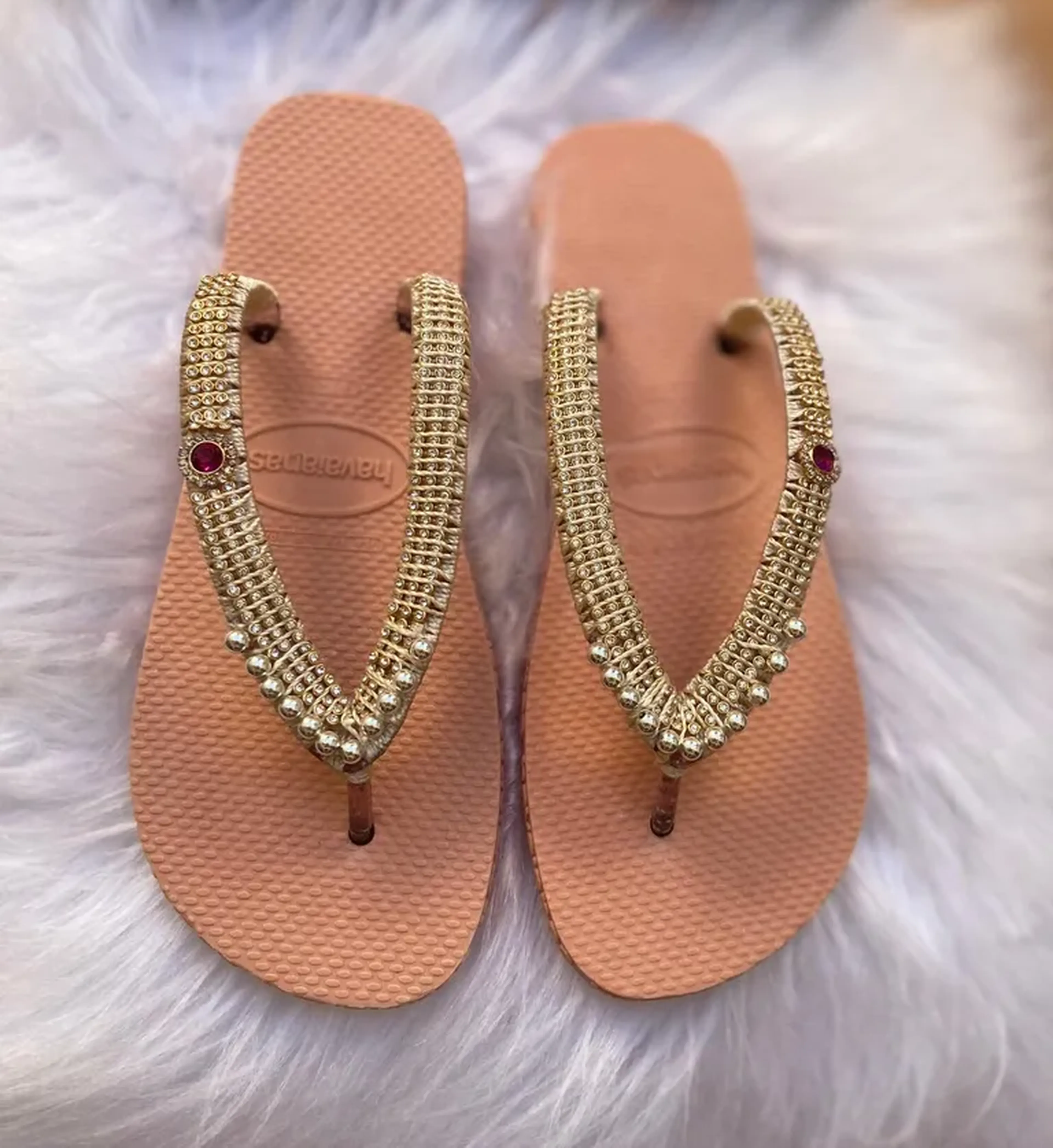 Chinelo customizado com manta de strass imagem