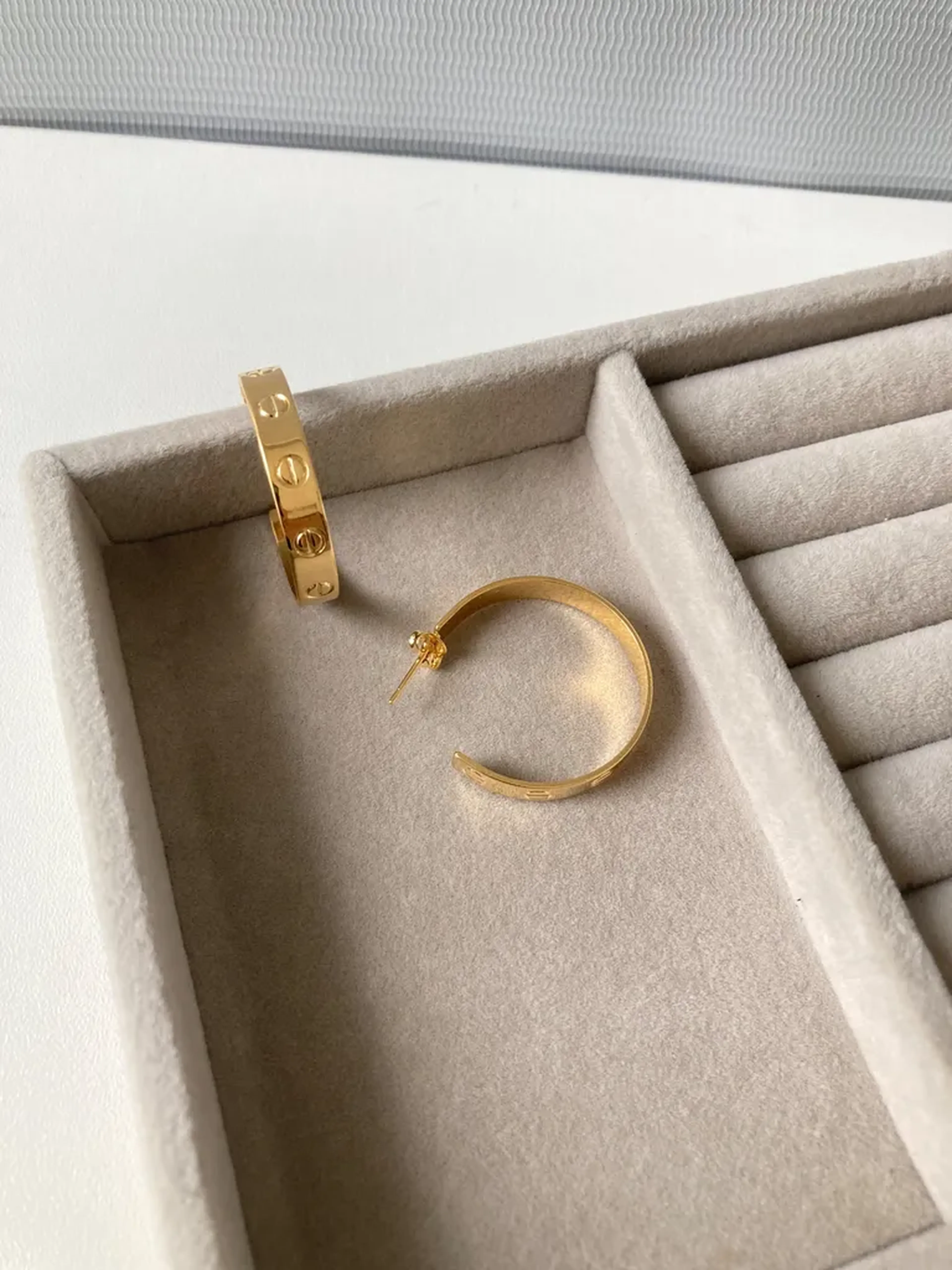 Brinco argola Cartier imagem