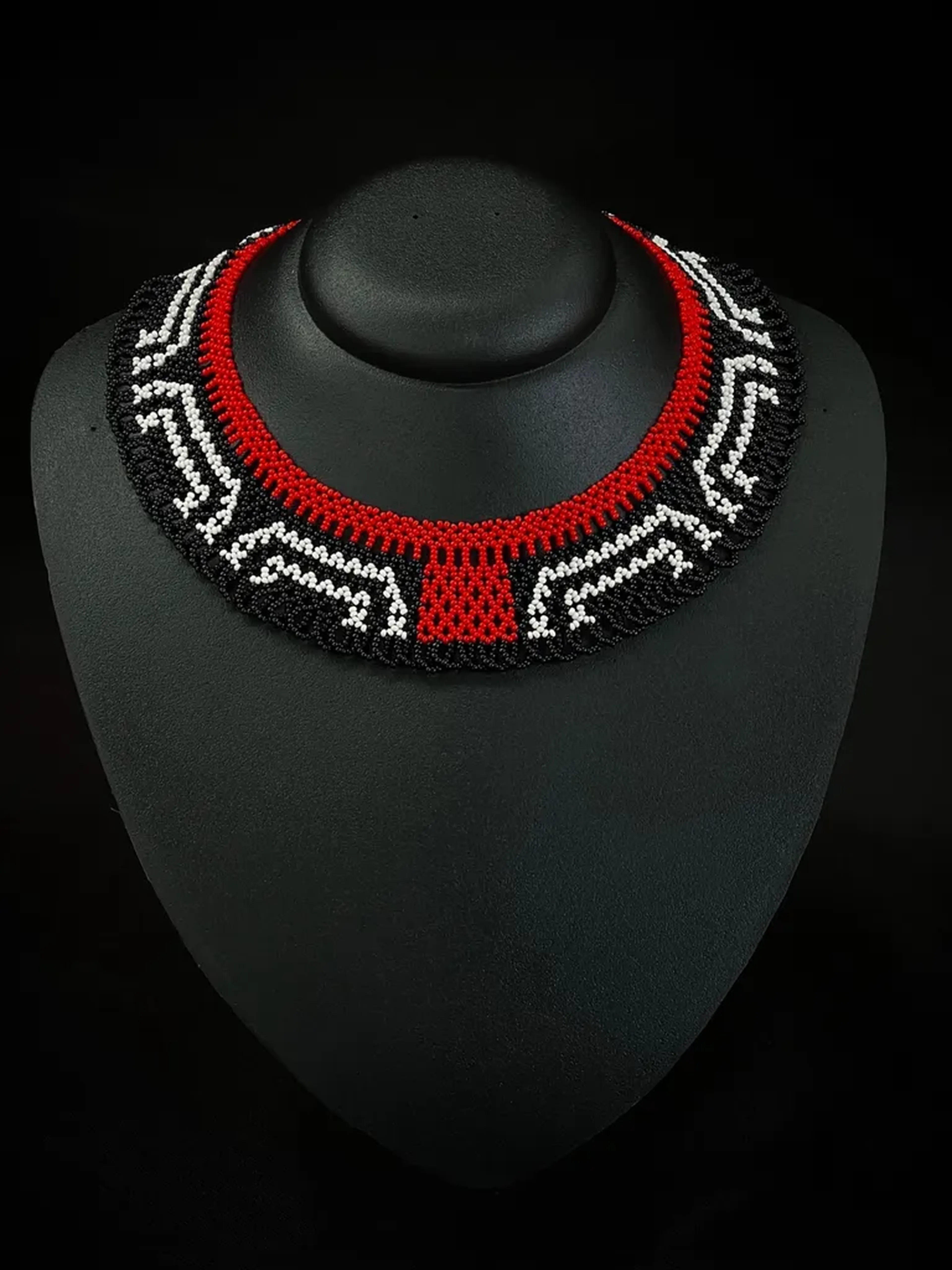 Colar com grafismo do kuarup cor preto, branco e vermelho imagem