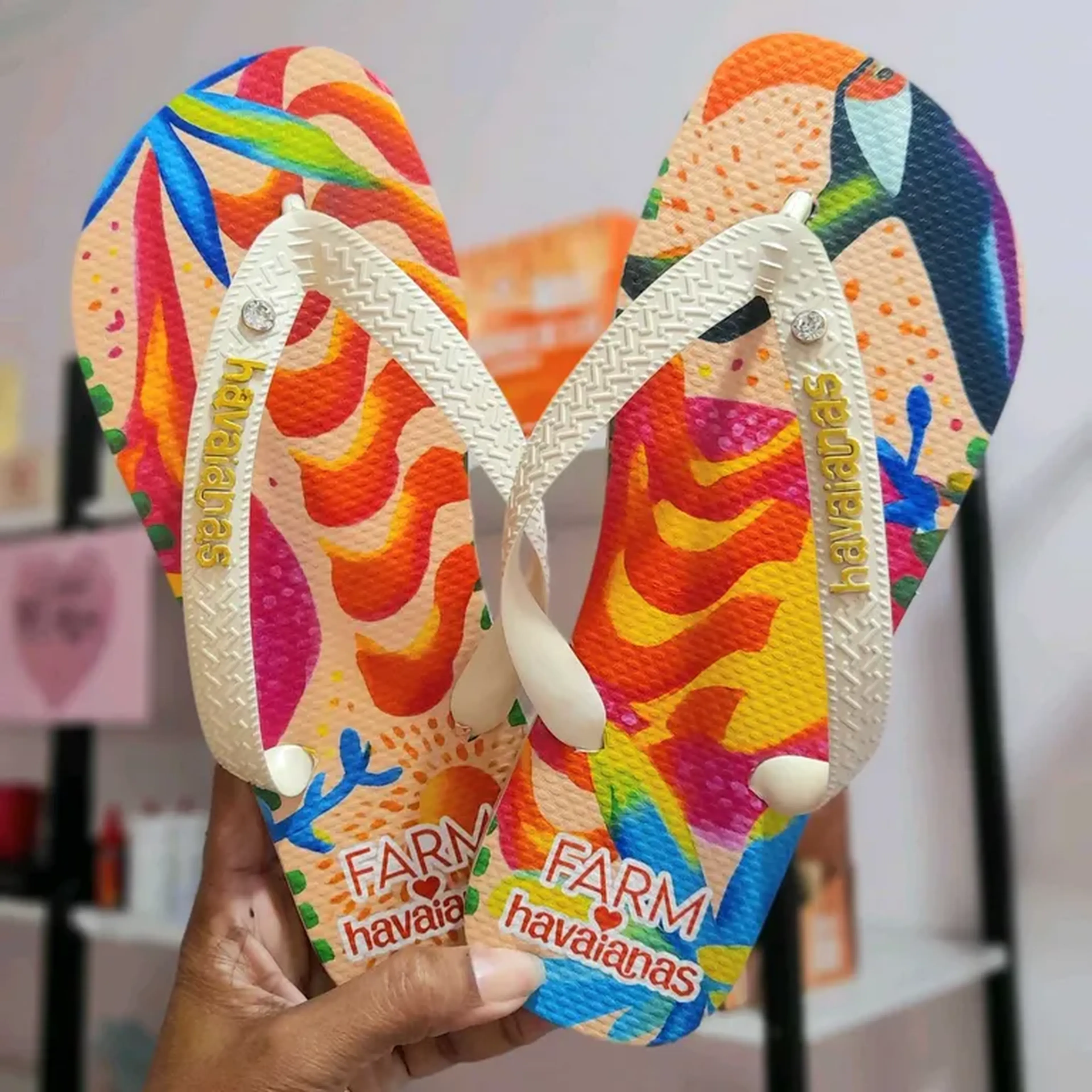 Chinelo Inspiração Farm com pingente imagem