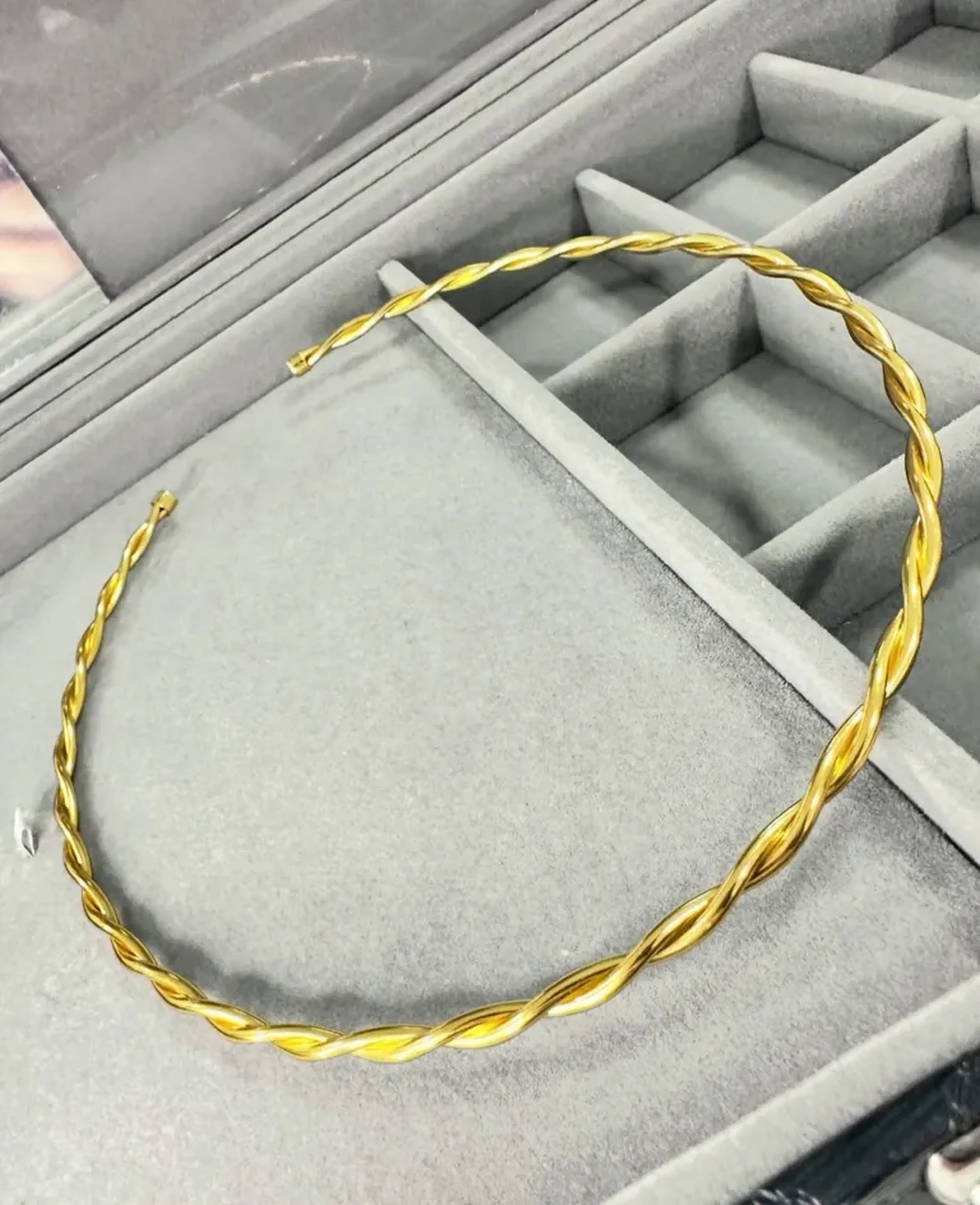 Aro torcido dourado imagem