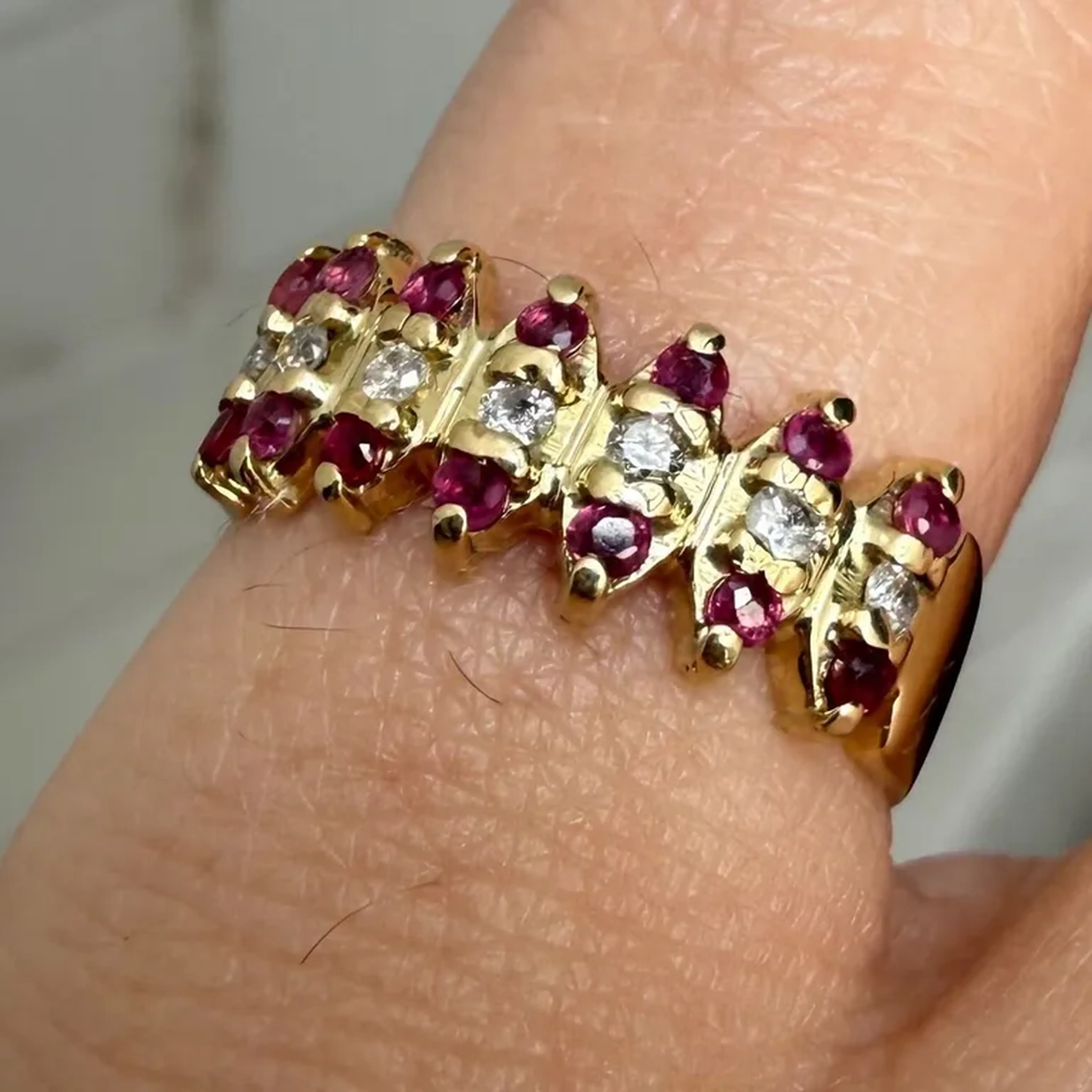 Anel Ouro 18k com rubis e diamantes imagem