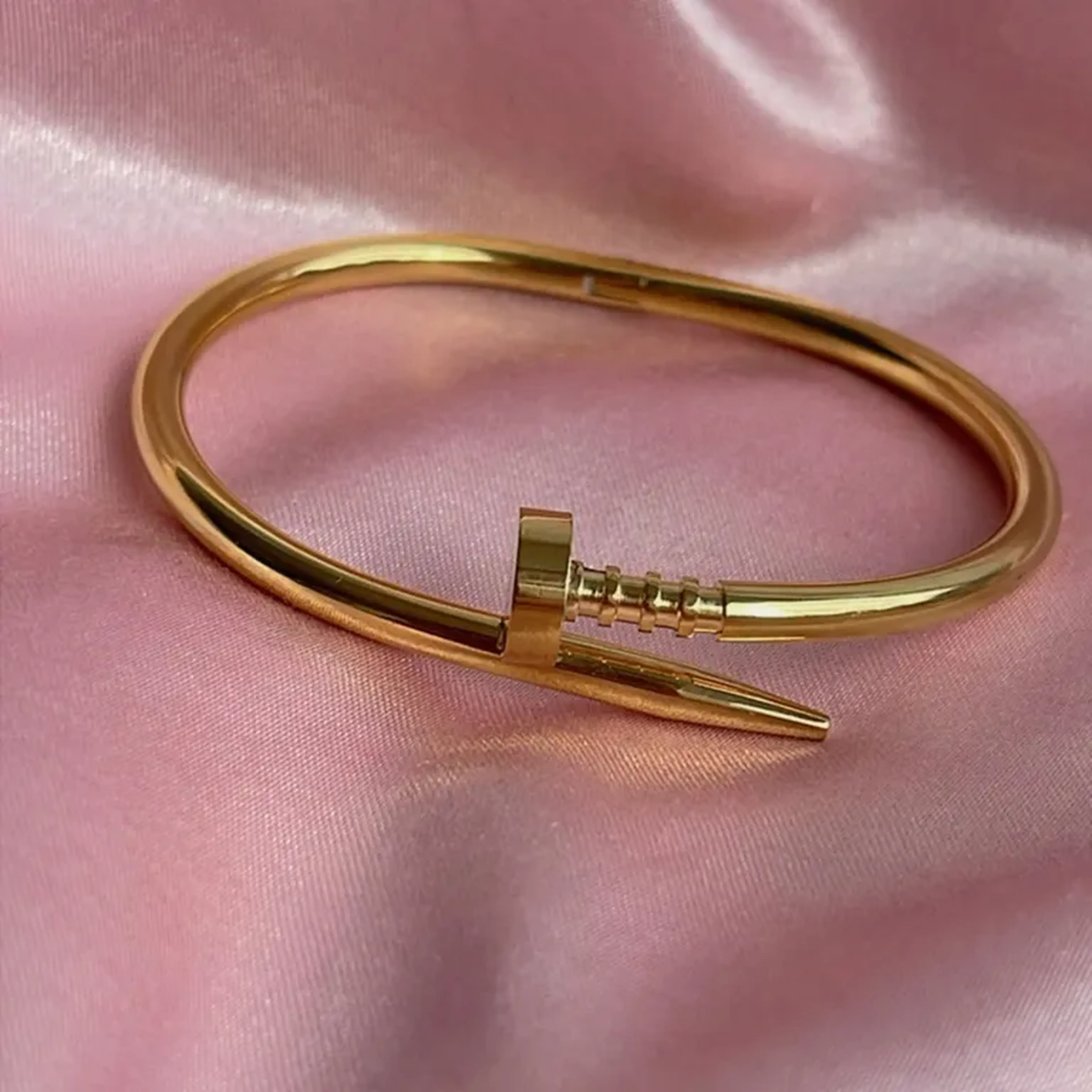 bracelete prego dourado imagem