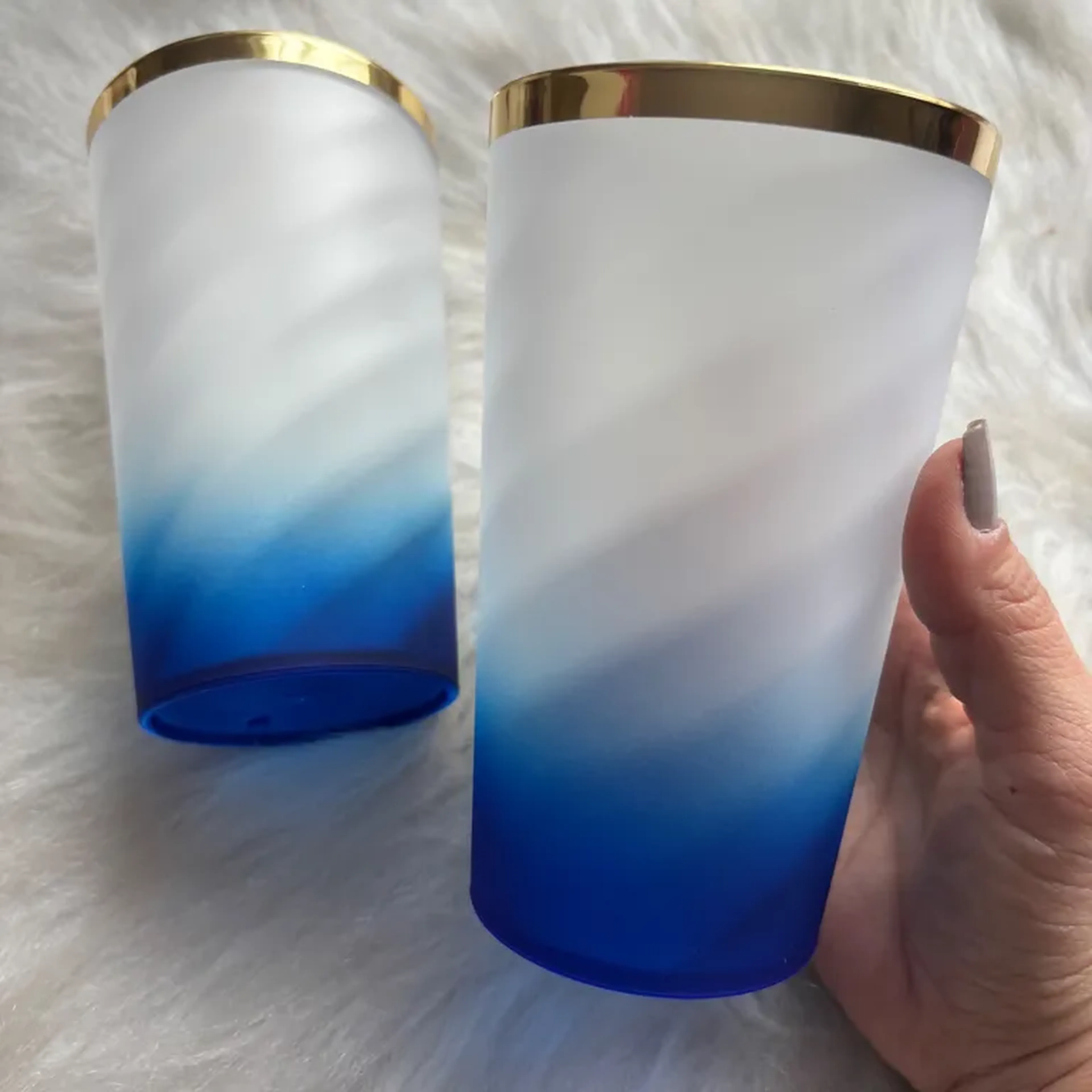 Copo Twister 550 ml Degrade Azul Borda Dourada imagem