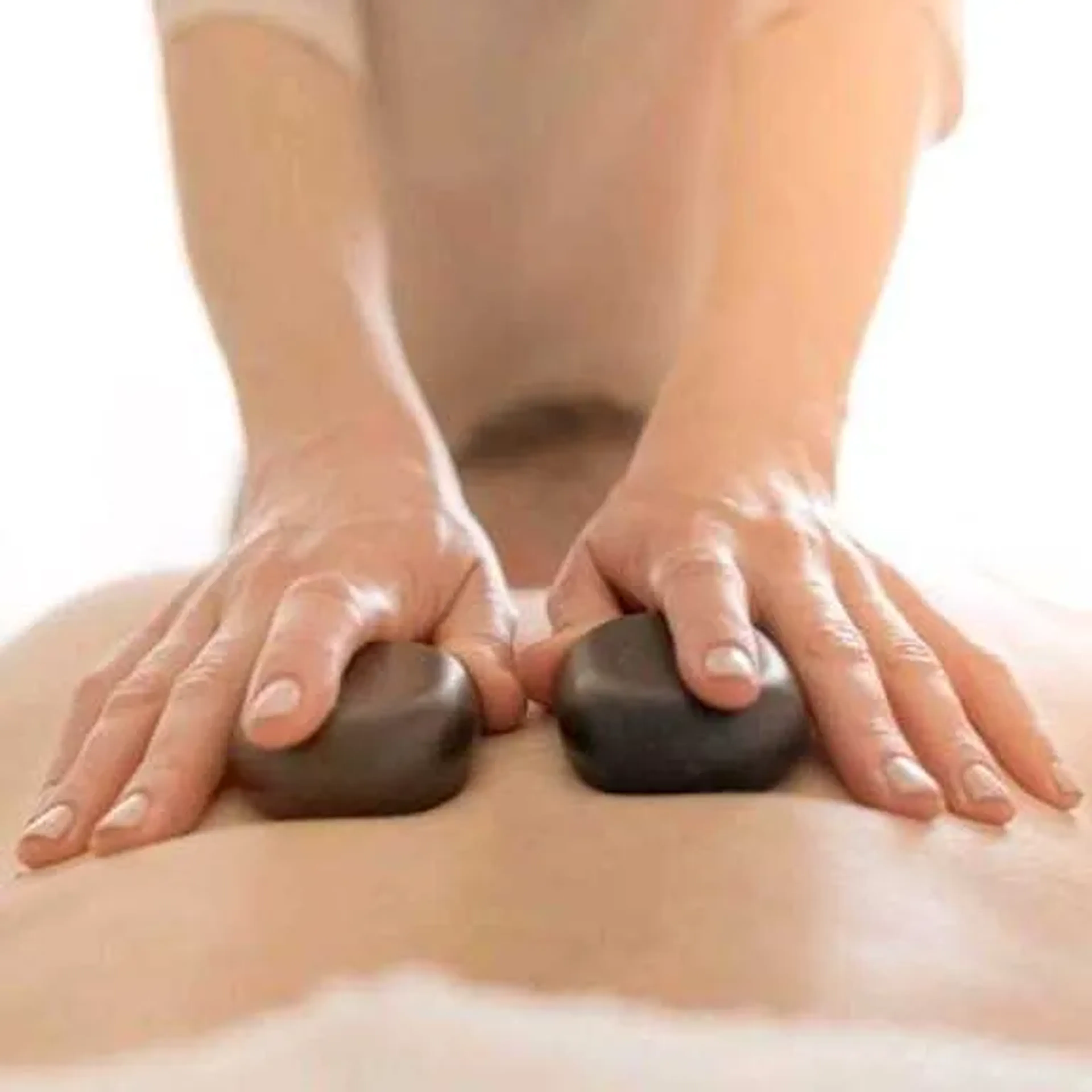 Massagem com pedras quentes imagem