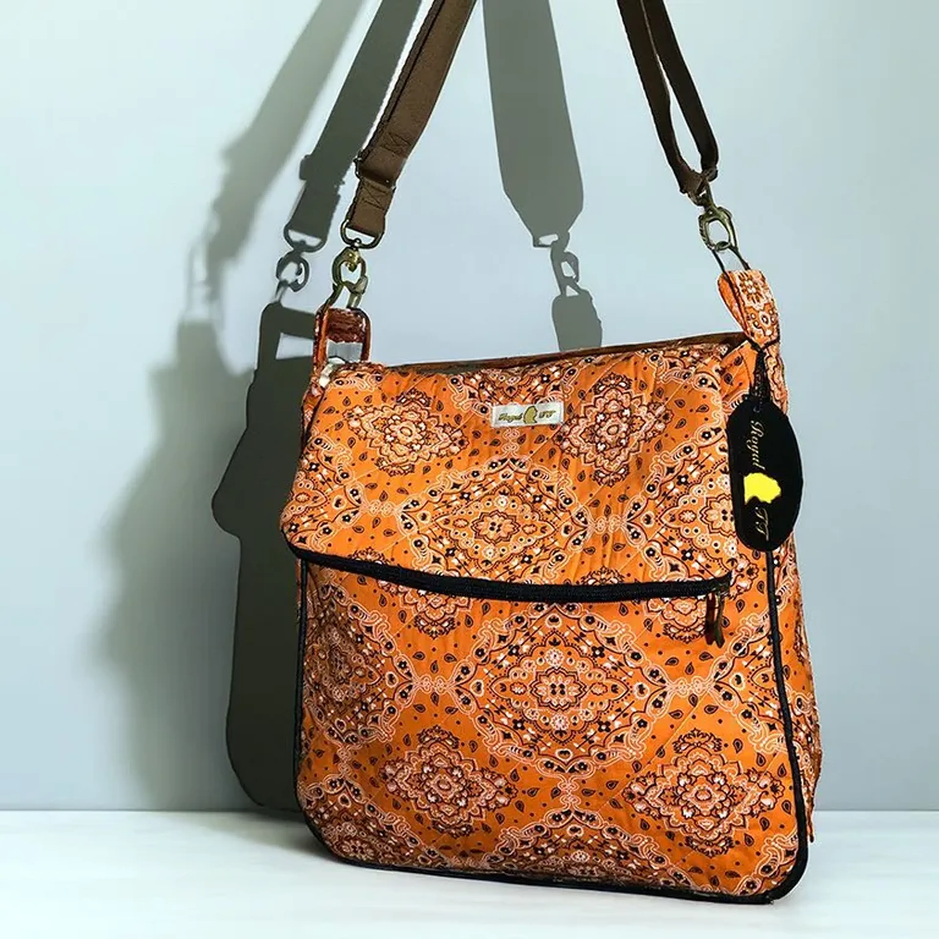 Bolsa Transversal Tricoline Estampado Laranja Fechamento em Aba imagem