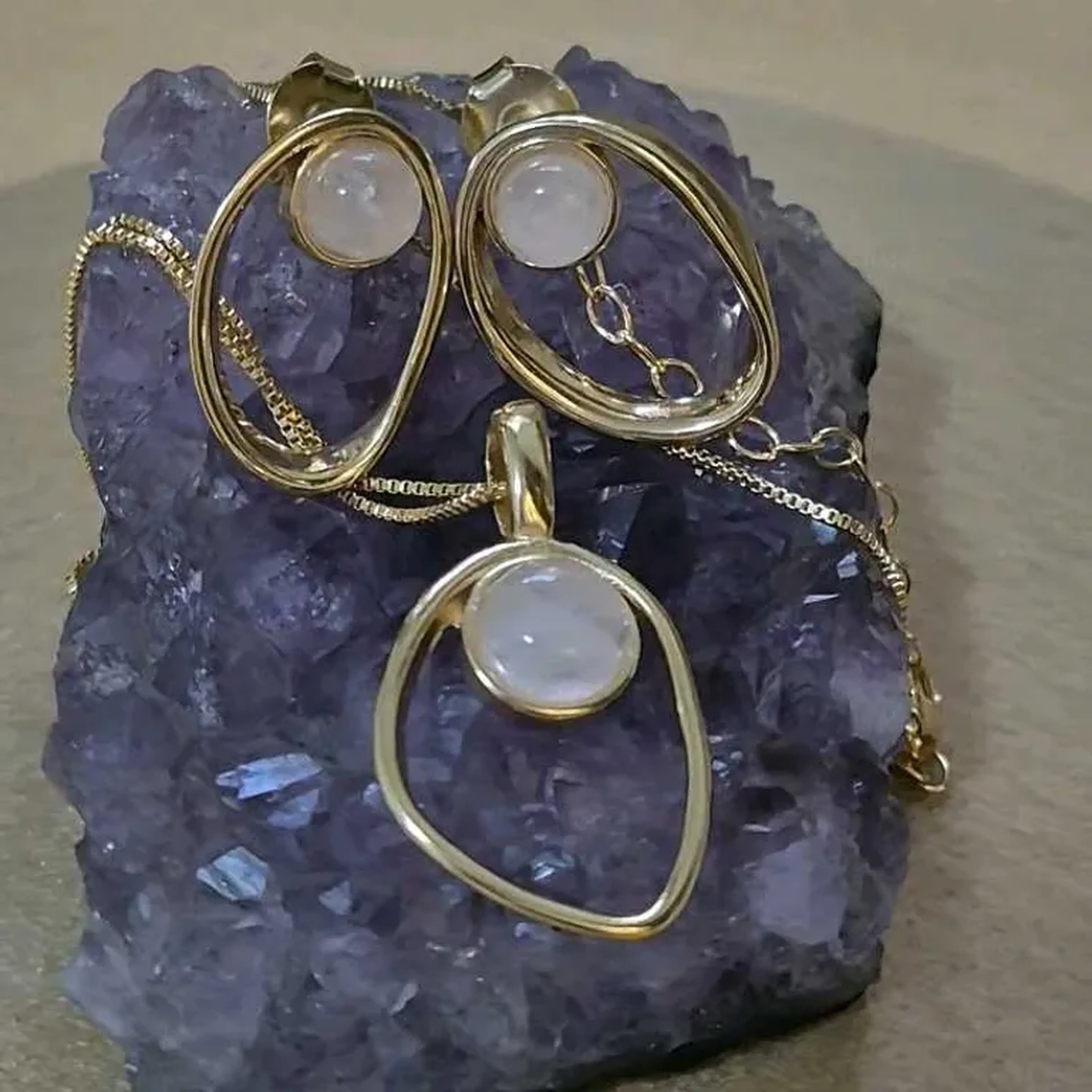 Conjunto Quartzos Naturais Dourado – Luz que Valoriza imagem