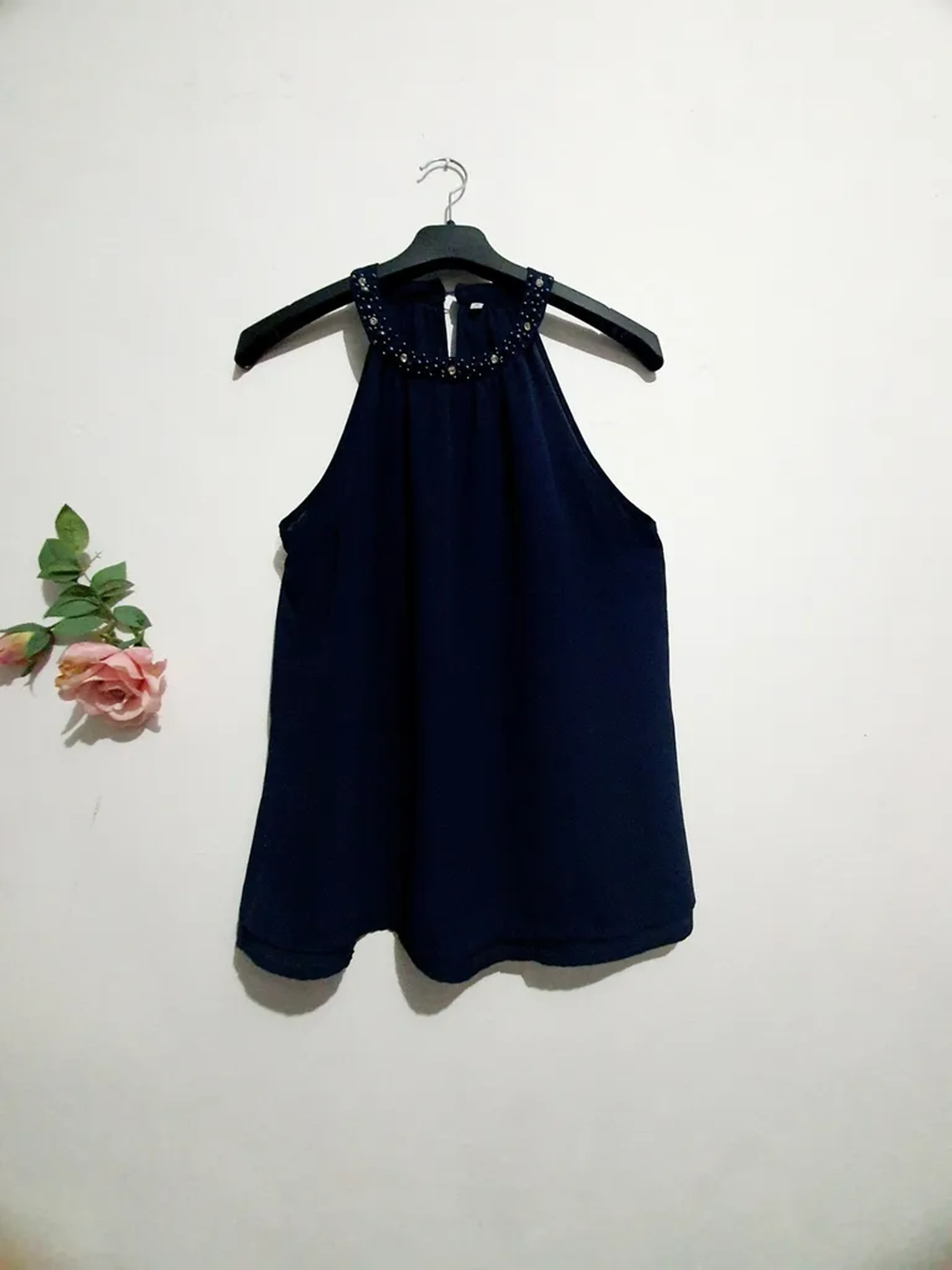 Blusa feminina azul com pedrarias imagem