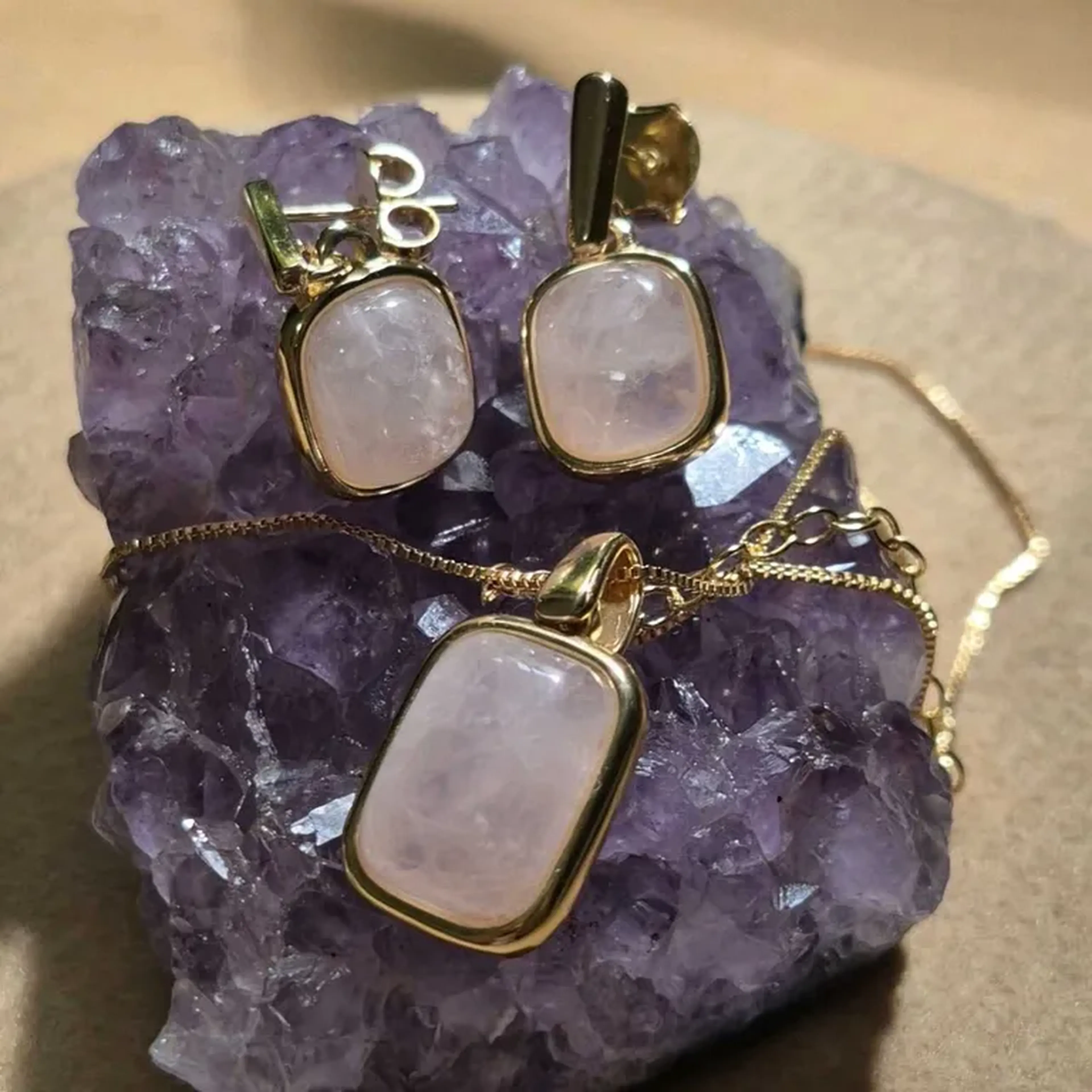 Conjunto Quartzos Naturais Dourado – Elegância que Encanta imagem