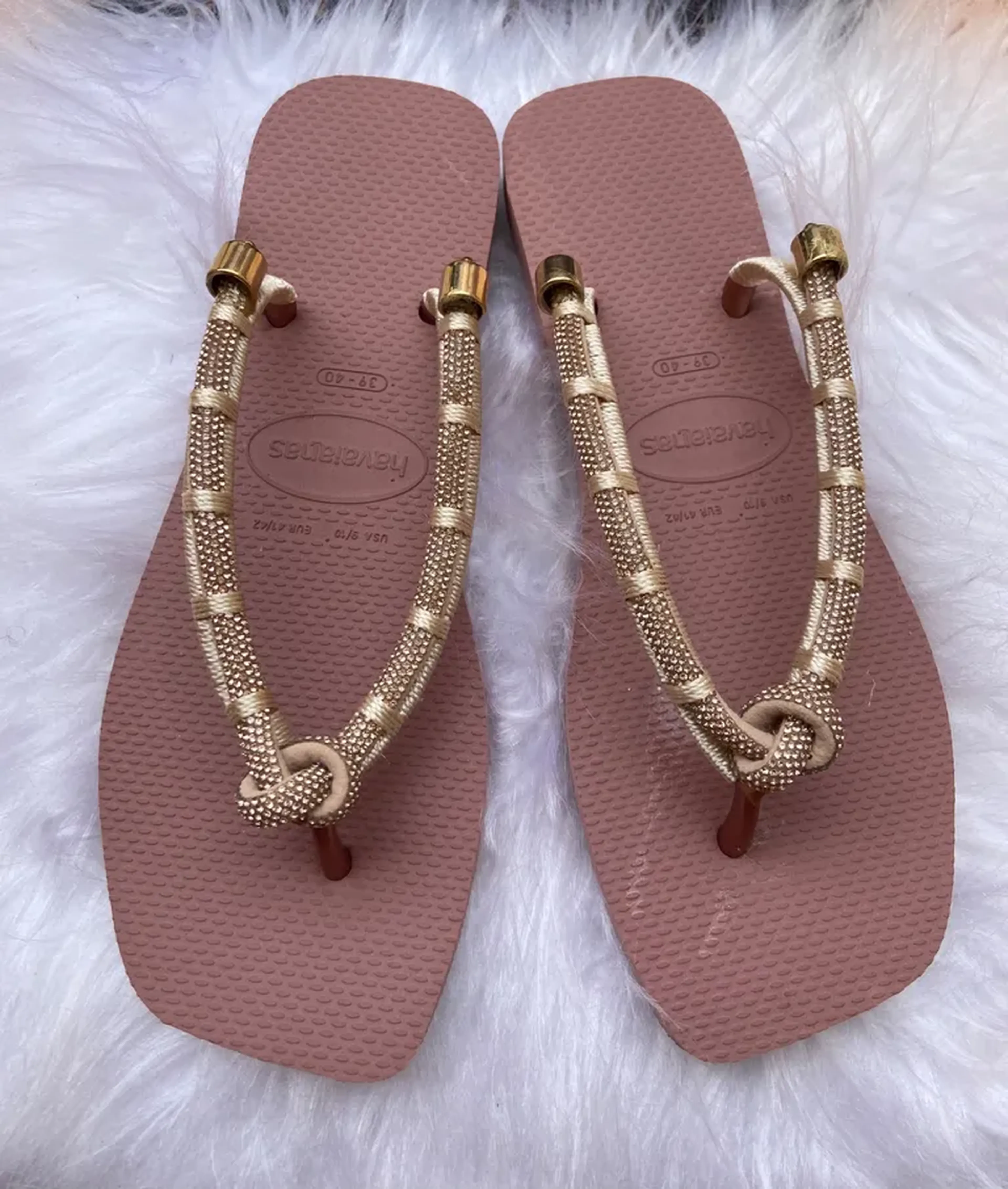 Chinelo customizado com cordão de strass imagem