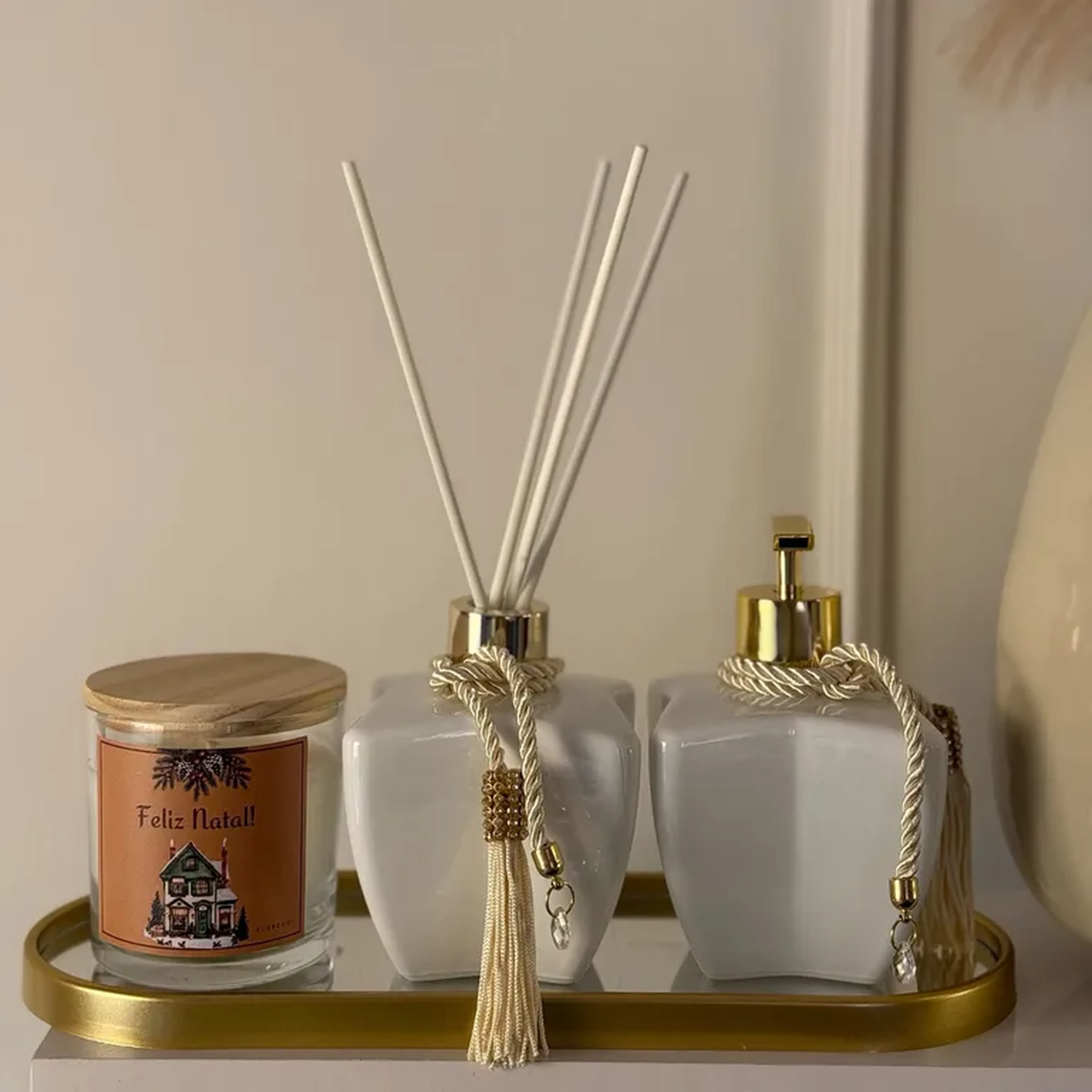 Conjunto lavabo branco e dourado imagem