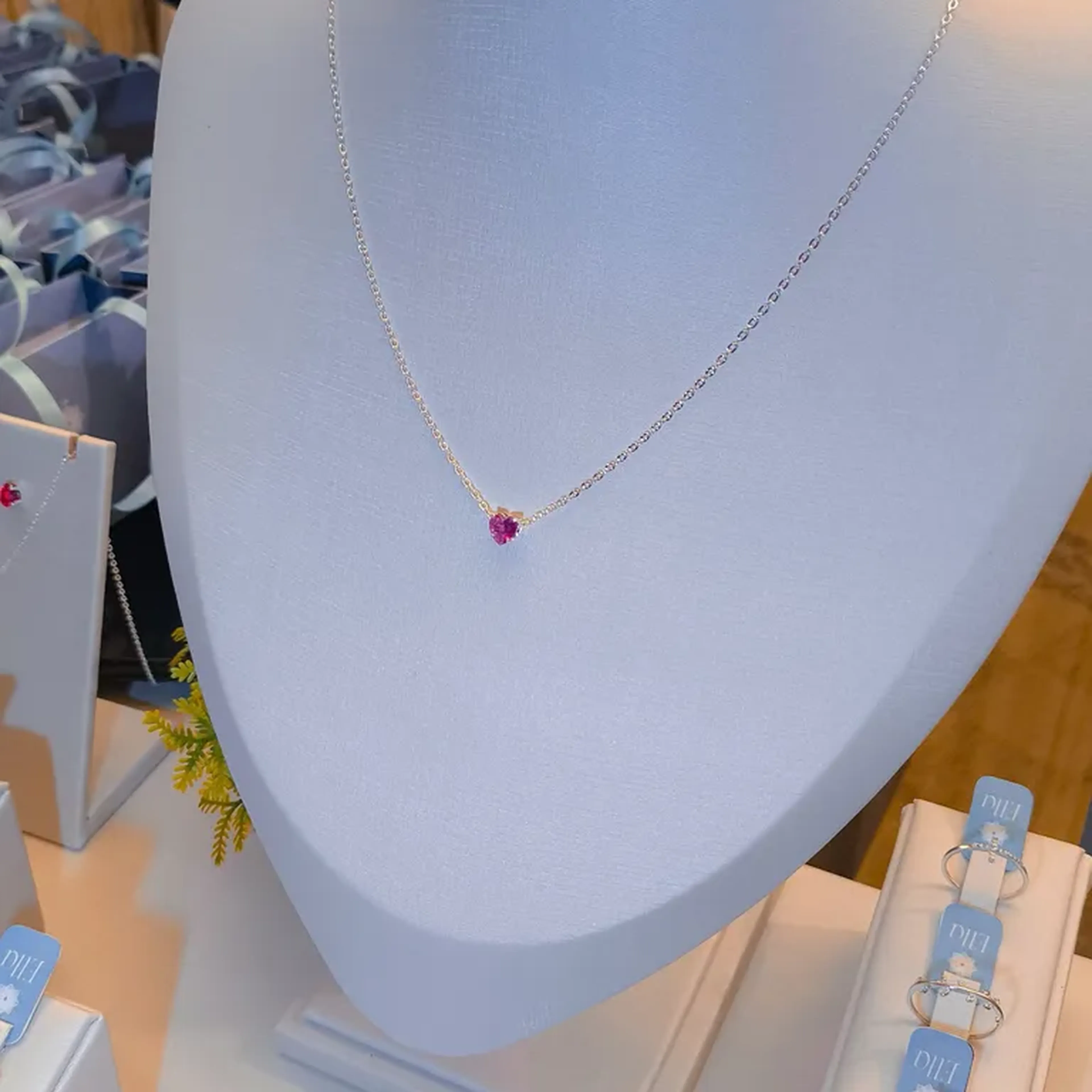 Colar coração pink (Zircônia Banho Prata 70 milésimos) imagem