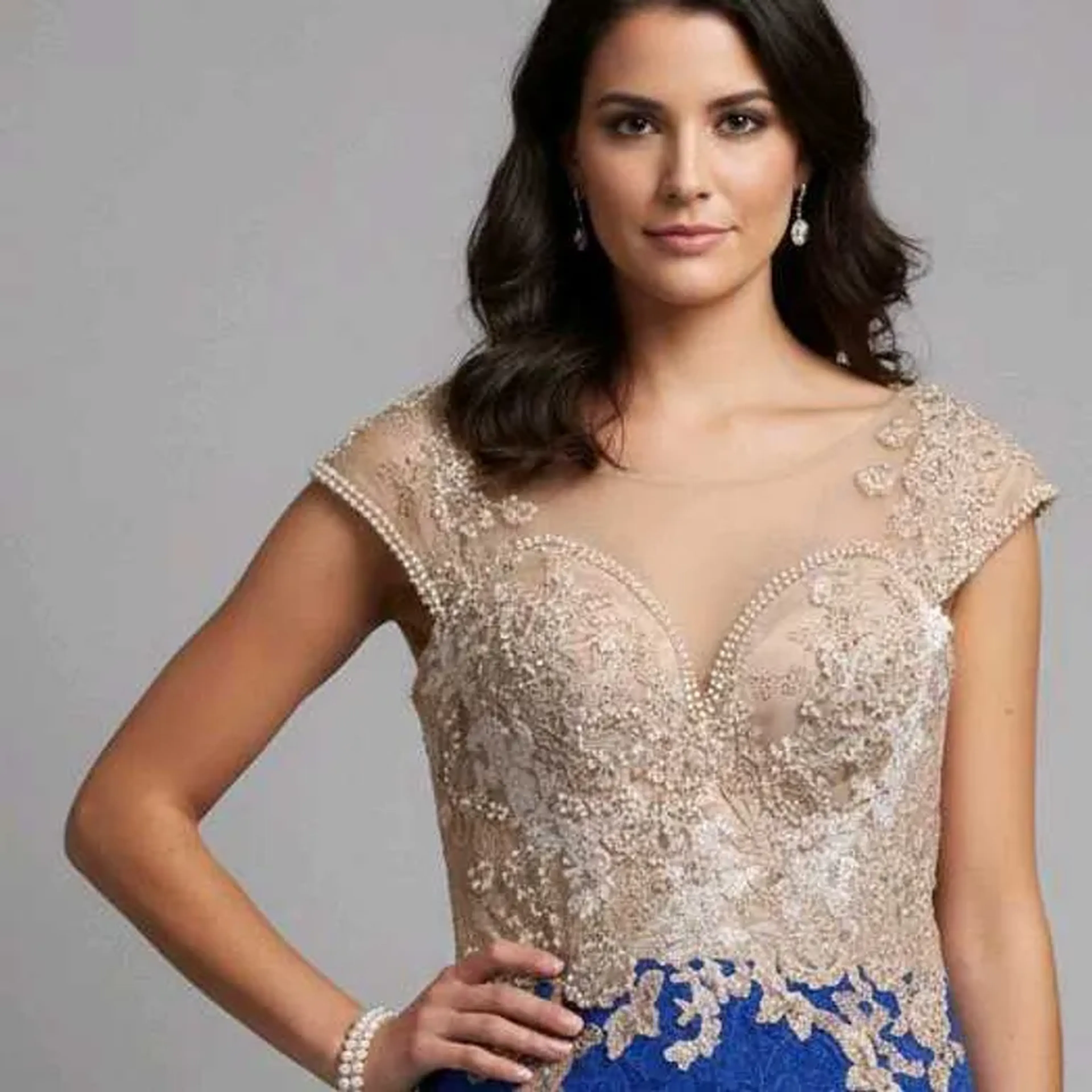A10) Longo em renda, corpo dourado bordado pérolas, saia royal. imagem