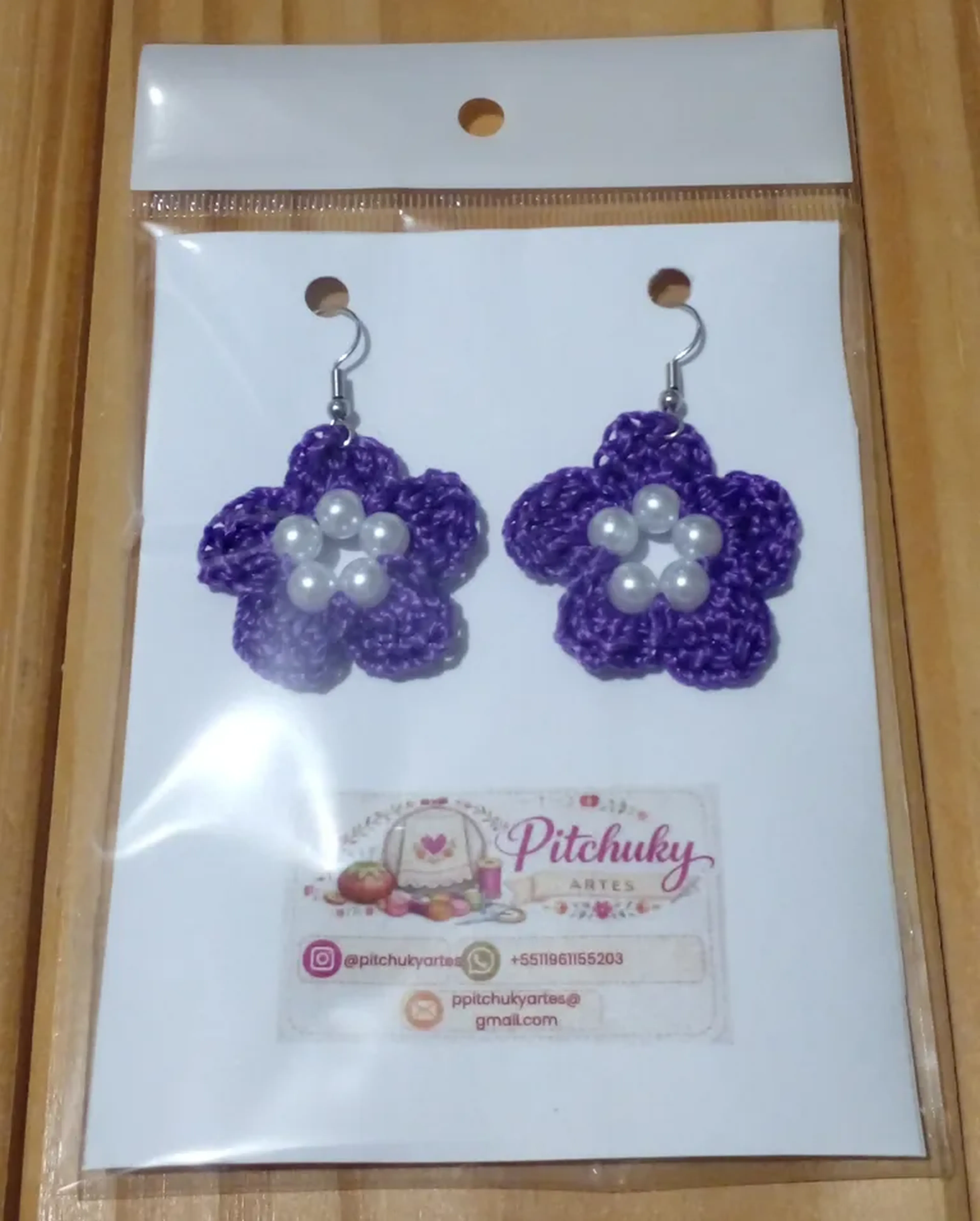 Brinco Flor em Crochê (Roxo e Pérolas Brancas) - Linha Delicata imagem