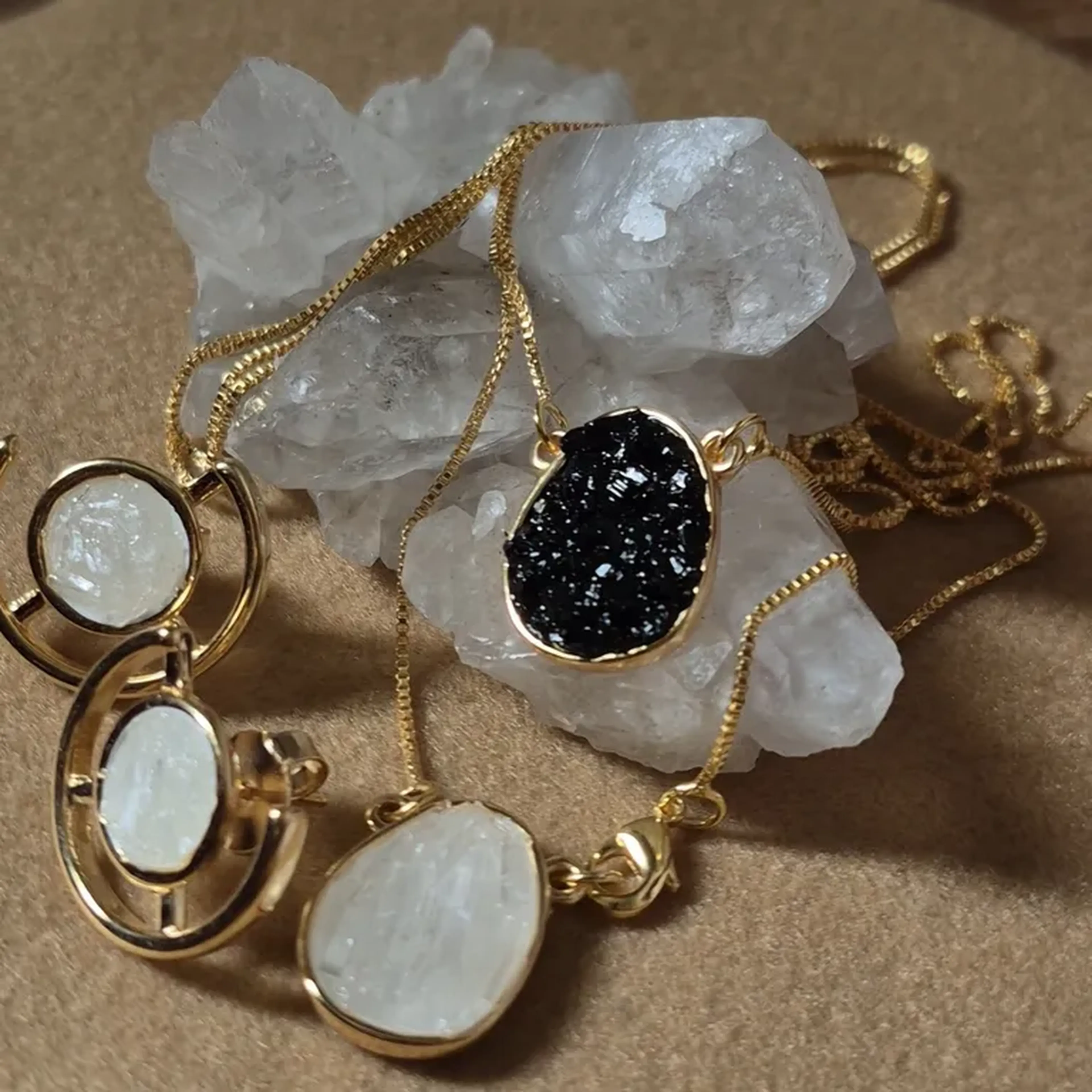 Conjunto Pedras Naturais Dourado – Sofisticação que Destaca imagem