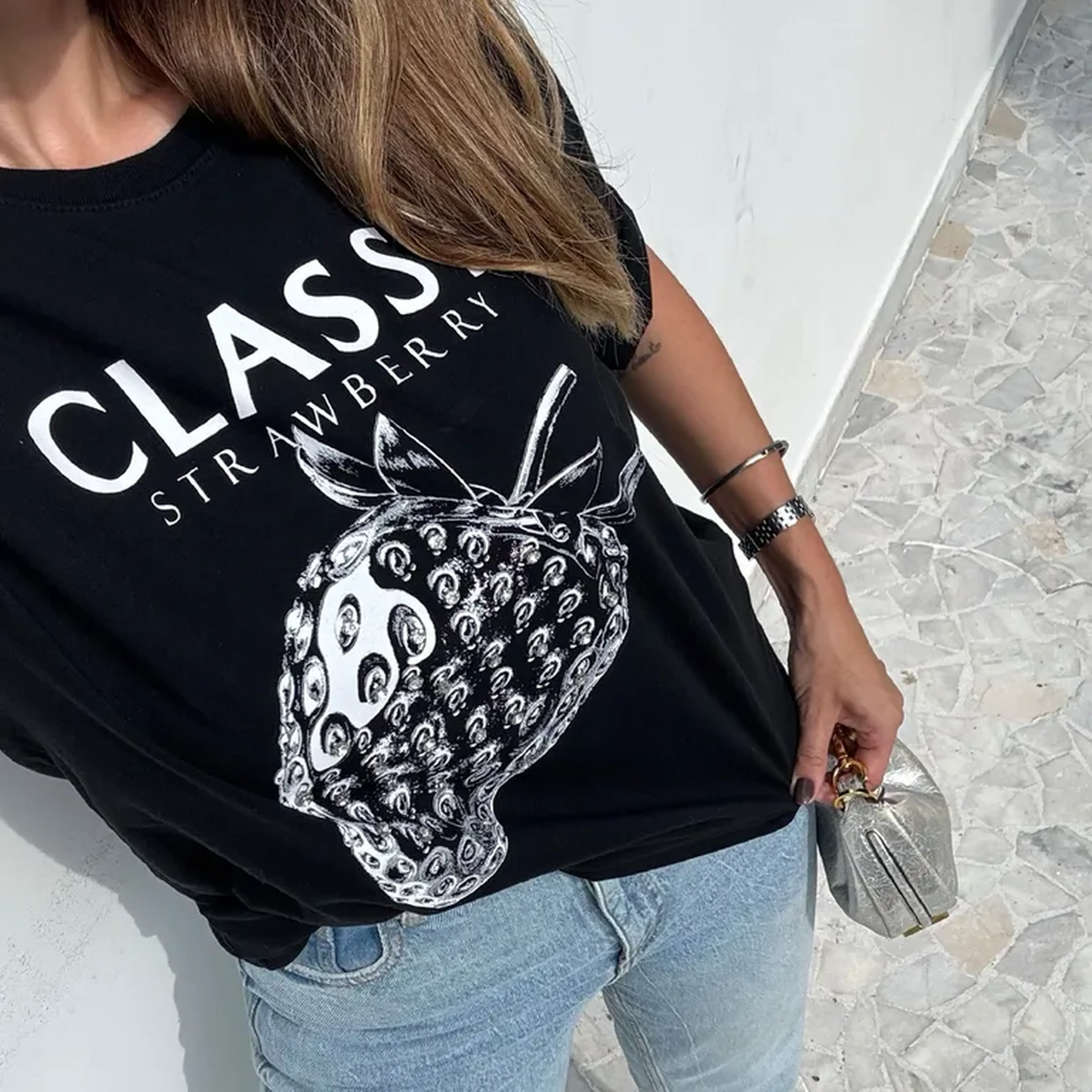 T-Shirt Estonada Classy Morangos (com aplicações) - Preta imagem