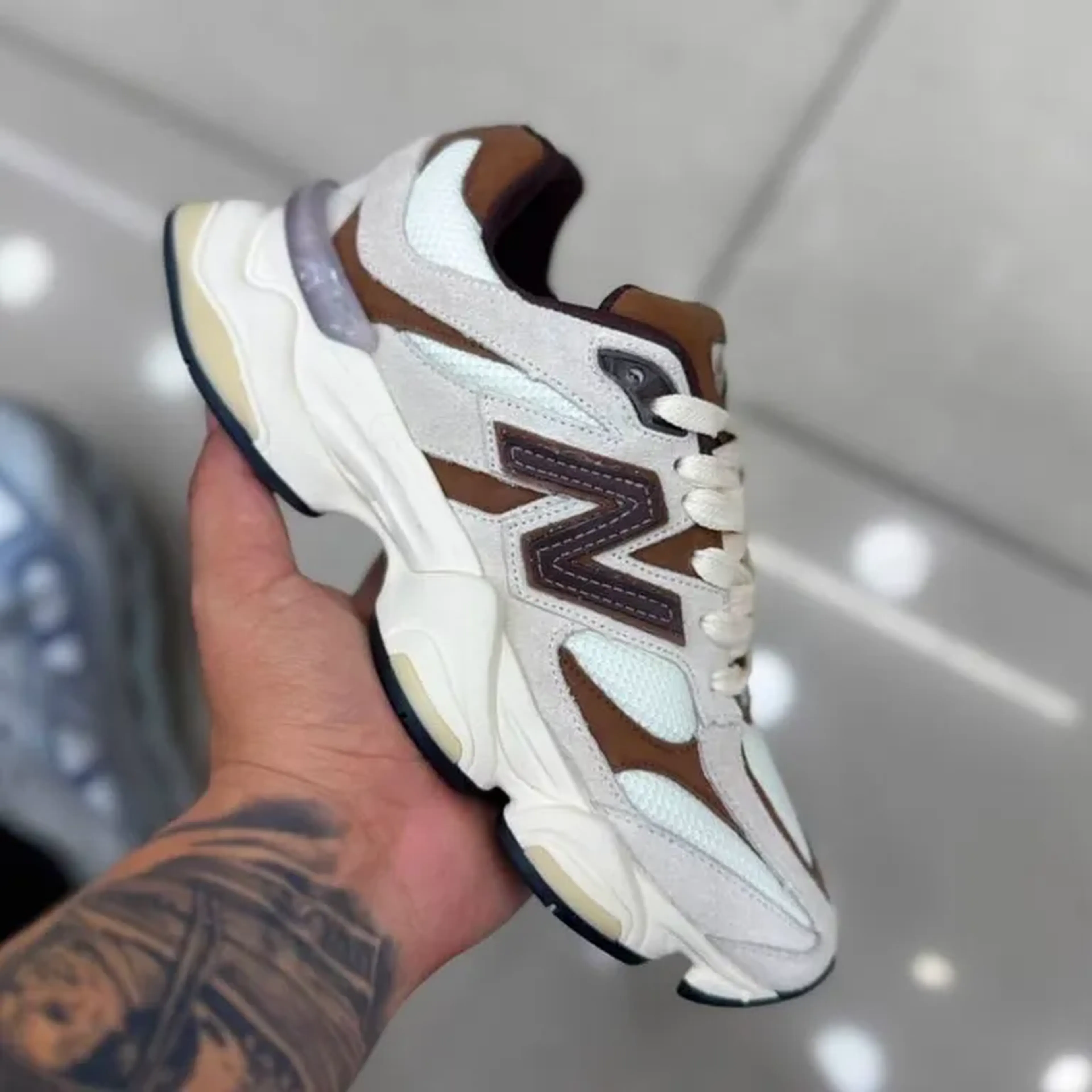 New Balance 9060 Brown e Cream imagem