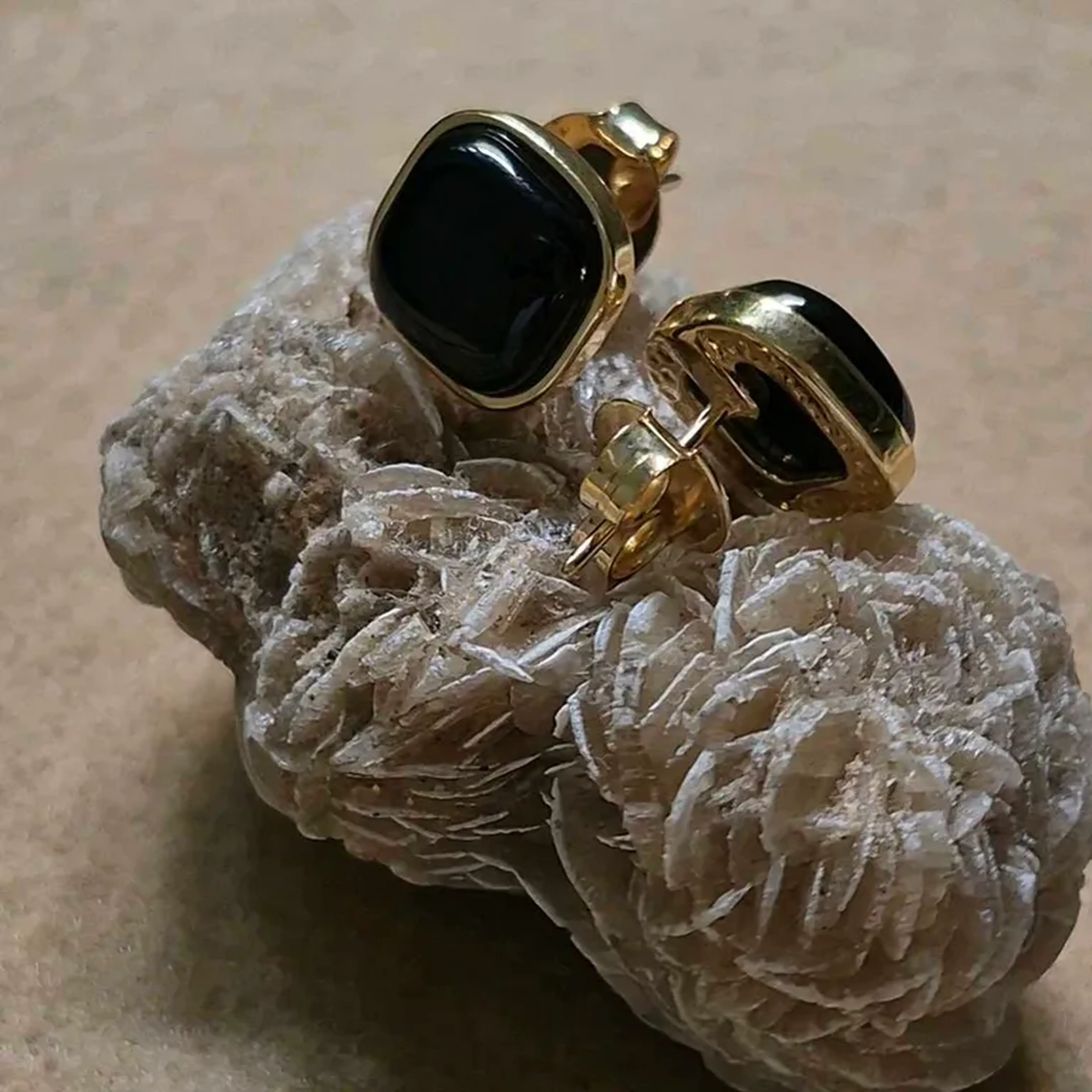 Brinco Ágata Preta Dourado – Presença e Elegância imagem