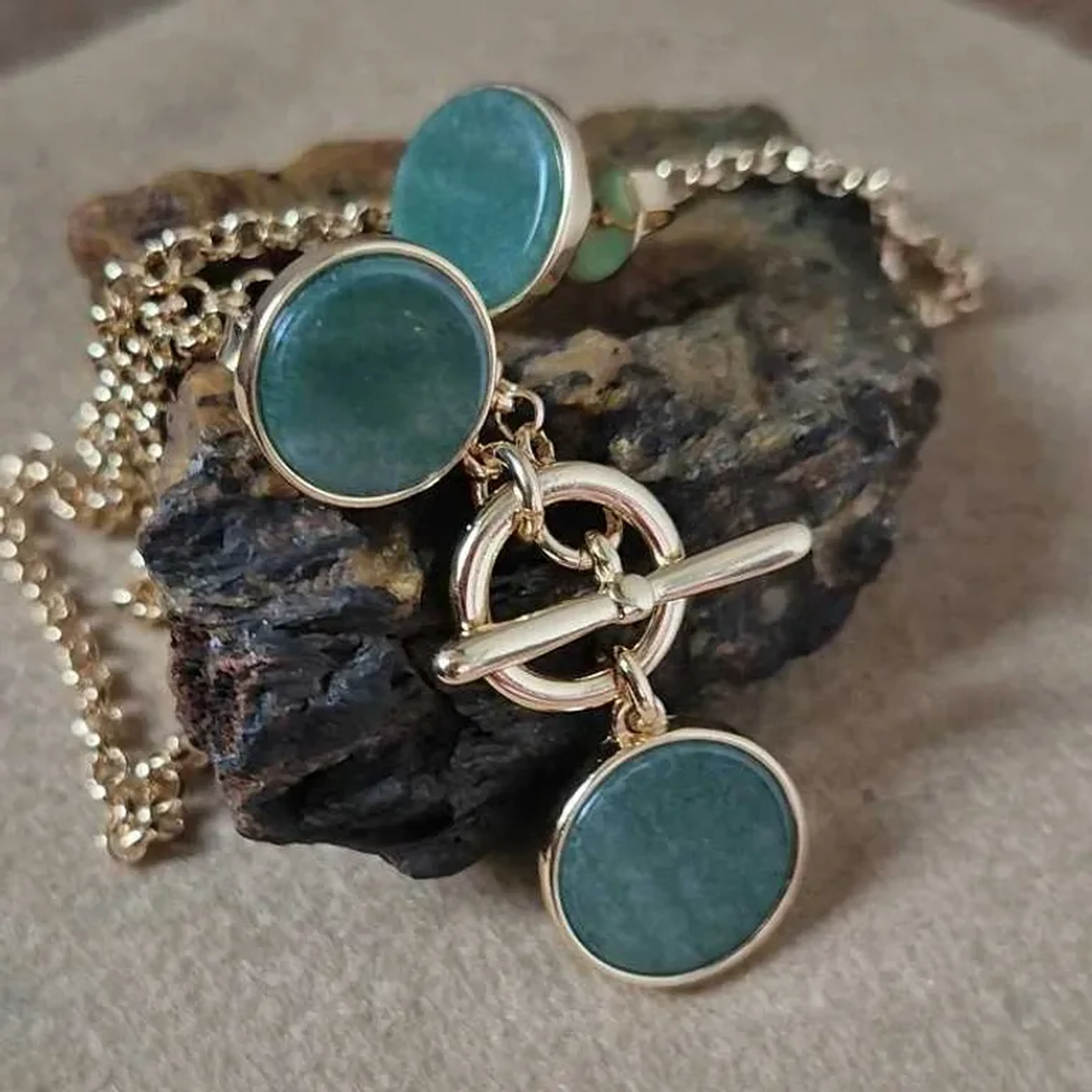 Conjunto Pedras Naturais Dourado – Harmonia que Encanta imagem